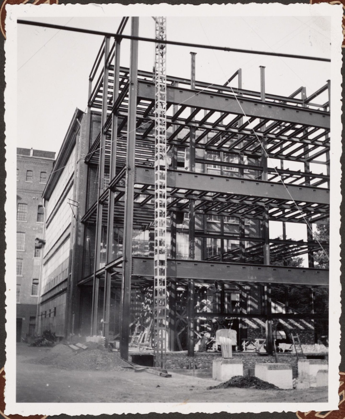 Bouw van stalen geraamte voor textielfabriek La Lys nv in Gent