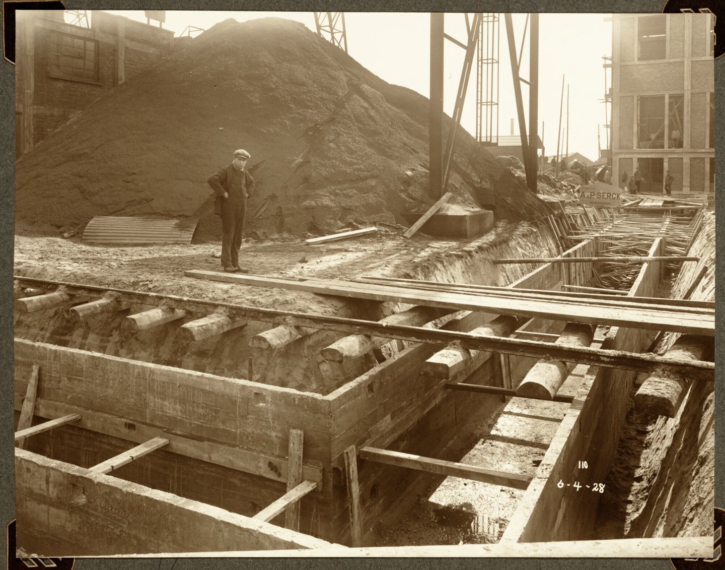 Bouw van leidingkanalen van ammoniakfabriek van cokesfabriek Kuhlmann in Zelzate