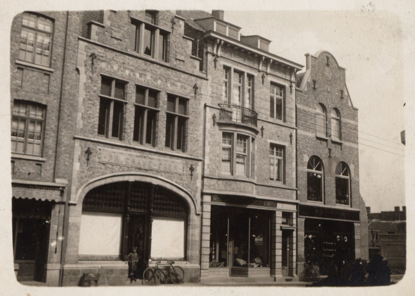 Stoffenwinkel Prosper Craye-Caen, kruidenier F. Menu-Calmeijn en ijzerhandel In de Goude Spade in Ieper
