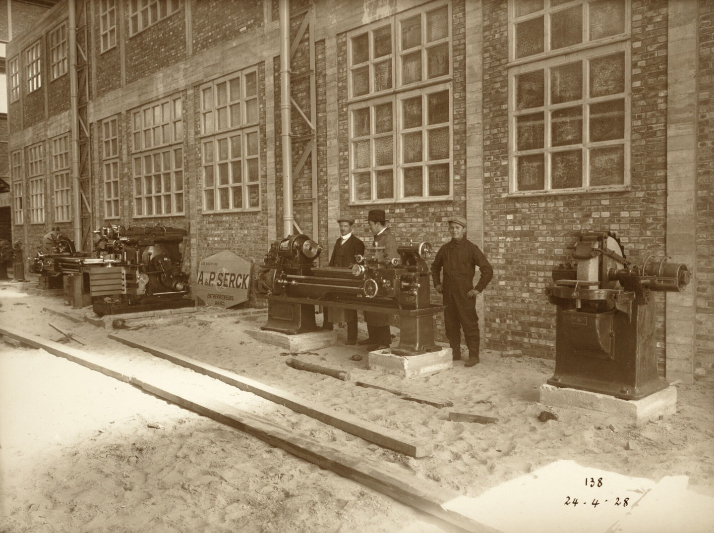 Bouw van reparatieatelier van ammoniakfabriek van cokesfabriek Kuhlmann in Zelzate