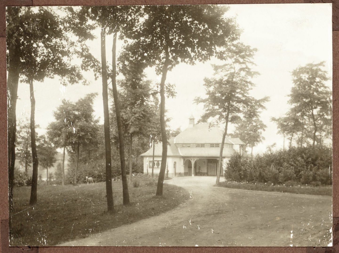 Dienstgebouw van villa Les Buttes Sainte Aldegonde in Deurle
