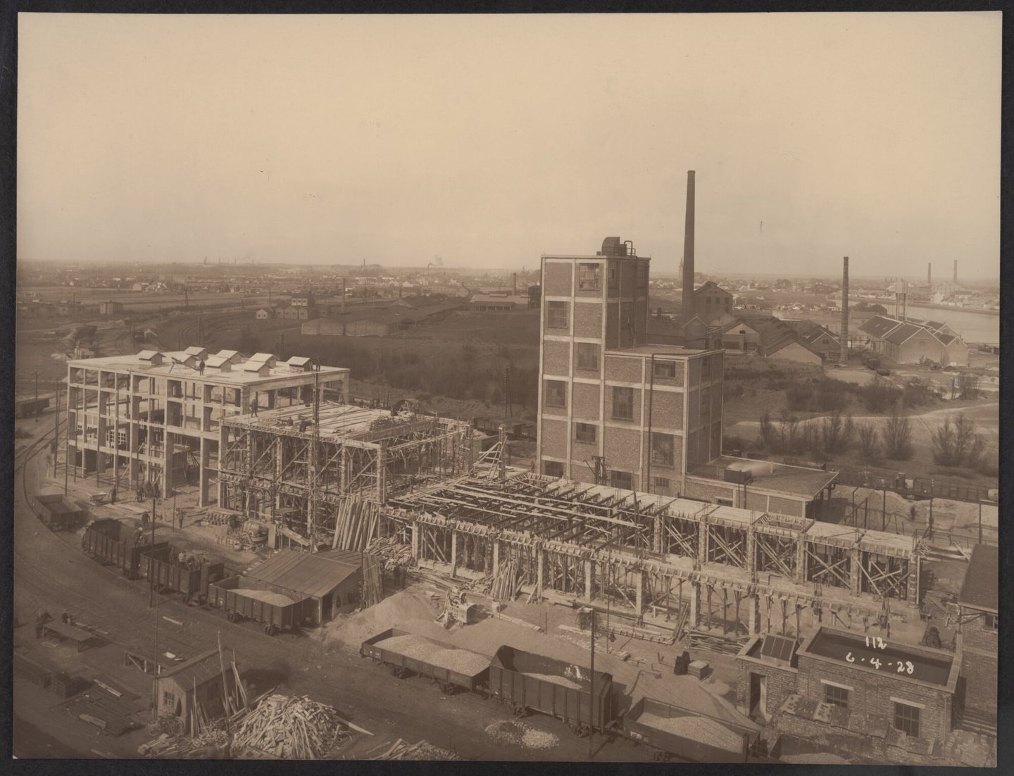 Bouw van zwavelzuurfabriek van cokesfabriek Kuhlmann in Zelzate
