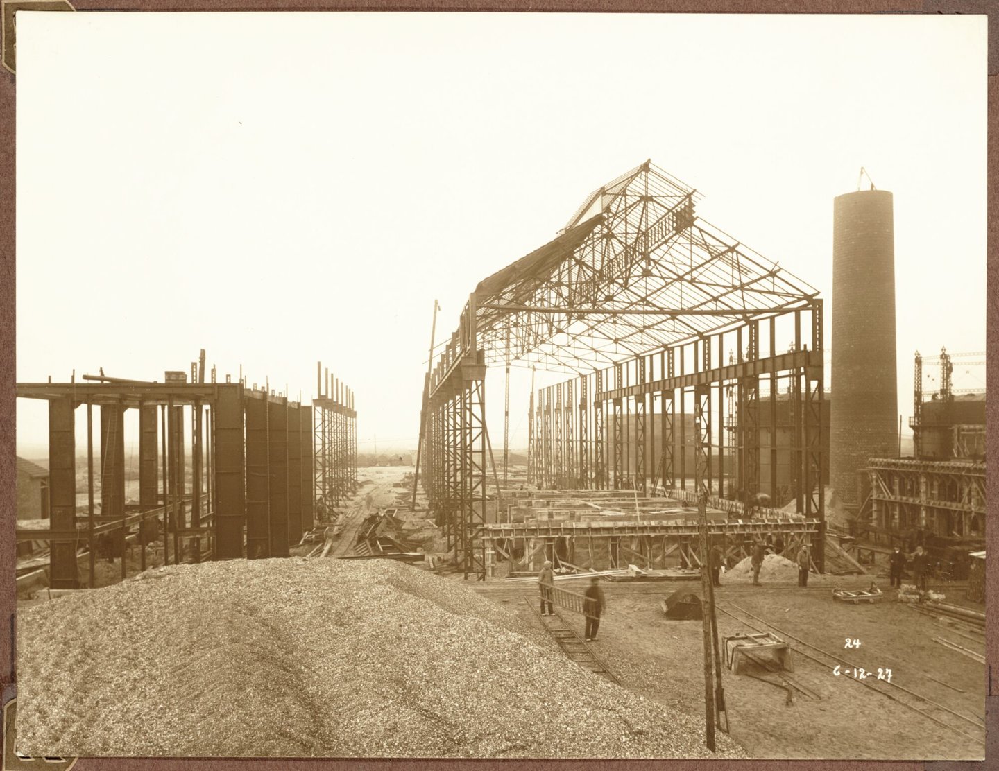 Bouw van betonnen portiek van ammoniakfabriek van cokesfabriek Kuhlmann in Zelzate