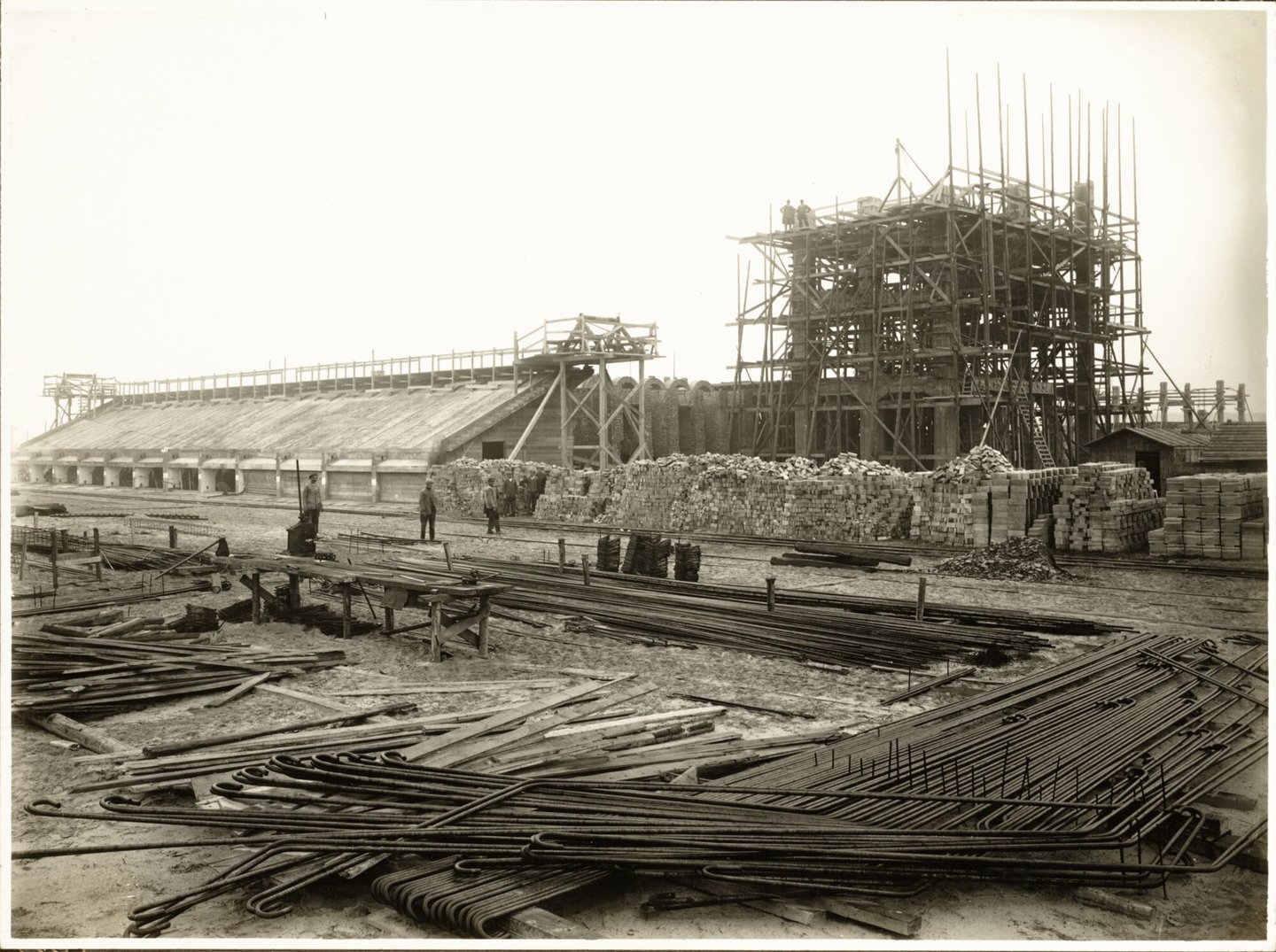 Bouw van laadkade en steenkooltoren van cokesfabriek Kuhlmann in Zelzate