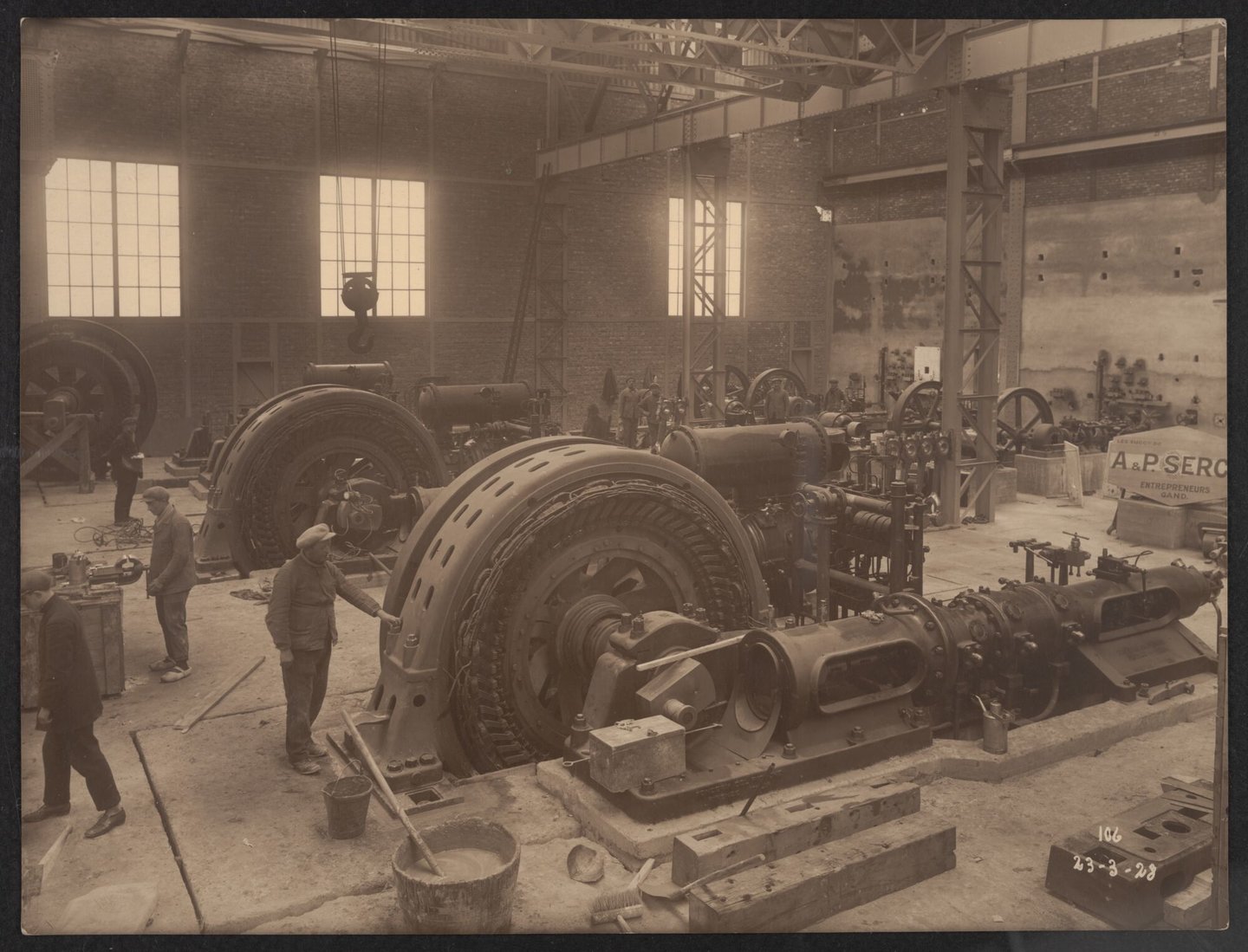 Bouw van compressorenzaal, atelier Linde, compound-stoommachines en alternatoren van ammoniakfabriek van cokesfabriek Kuhlmann in Zelzate