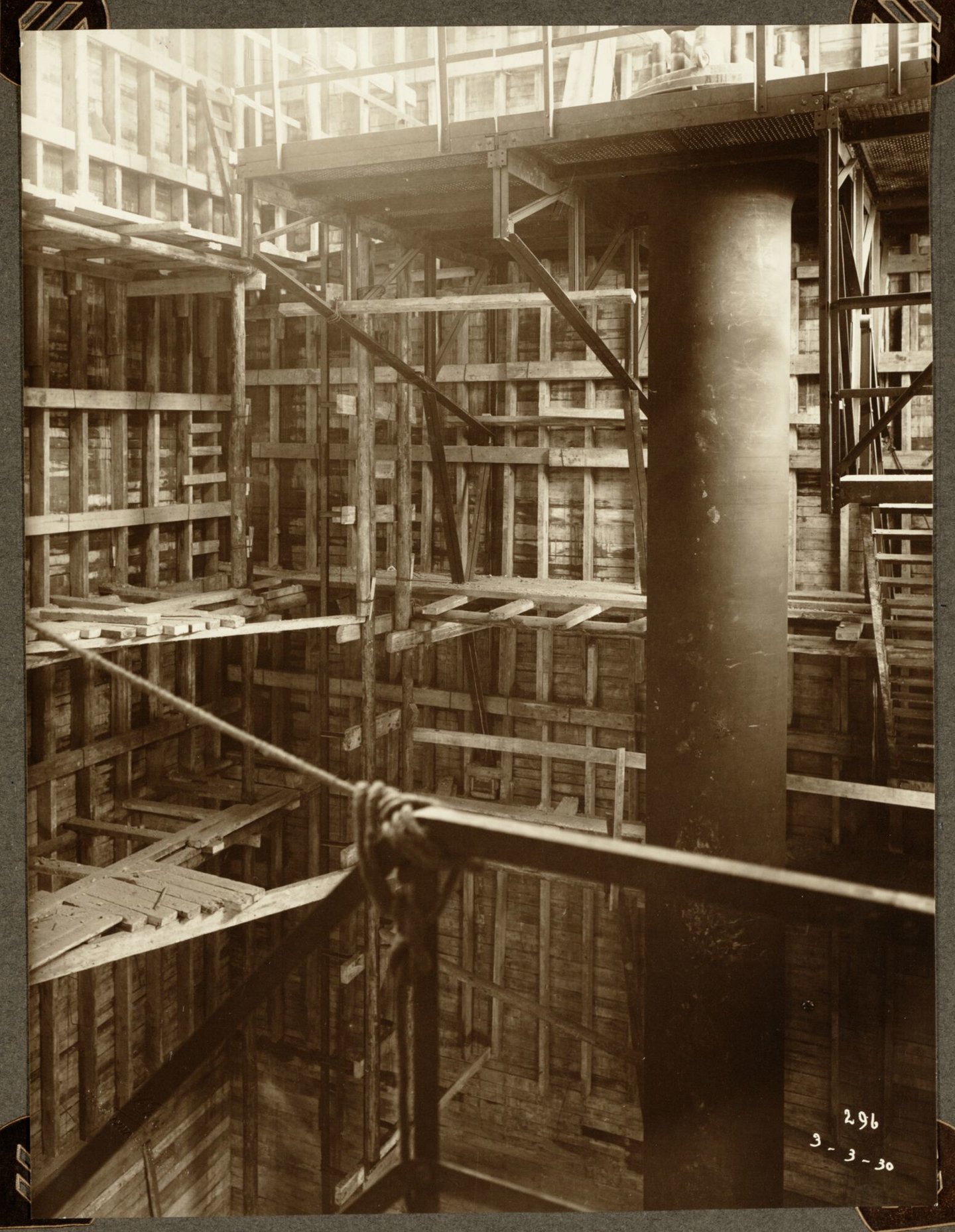 Bouw van bekisting voor rangeermuur van ammoniakfabriek van cokesfabriek Kuhlmann in Zelzate