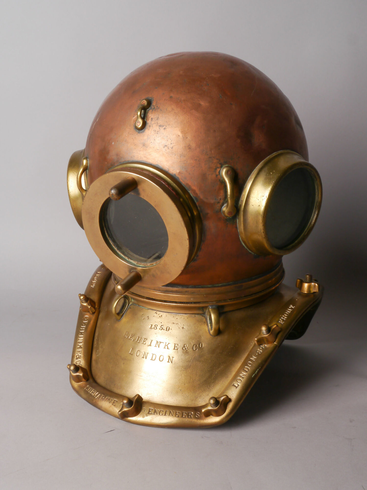 Helm voor duiker van het merk Heinke