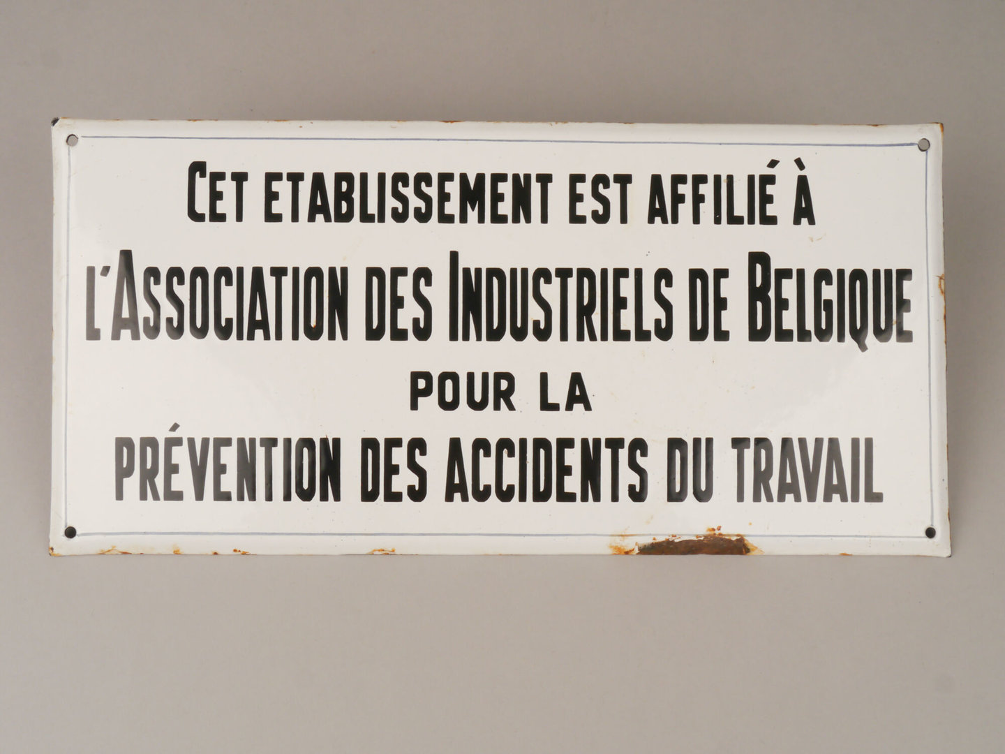 Geëmailleerd informatiebord voor bedrijf aangesloten bij de Associations des industriels de Belgique