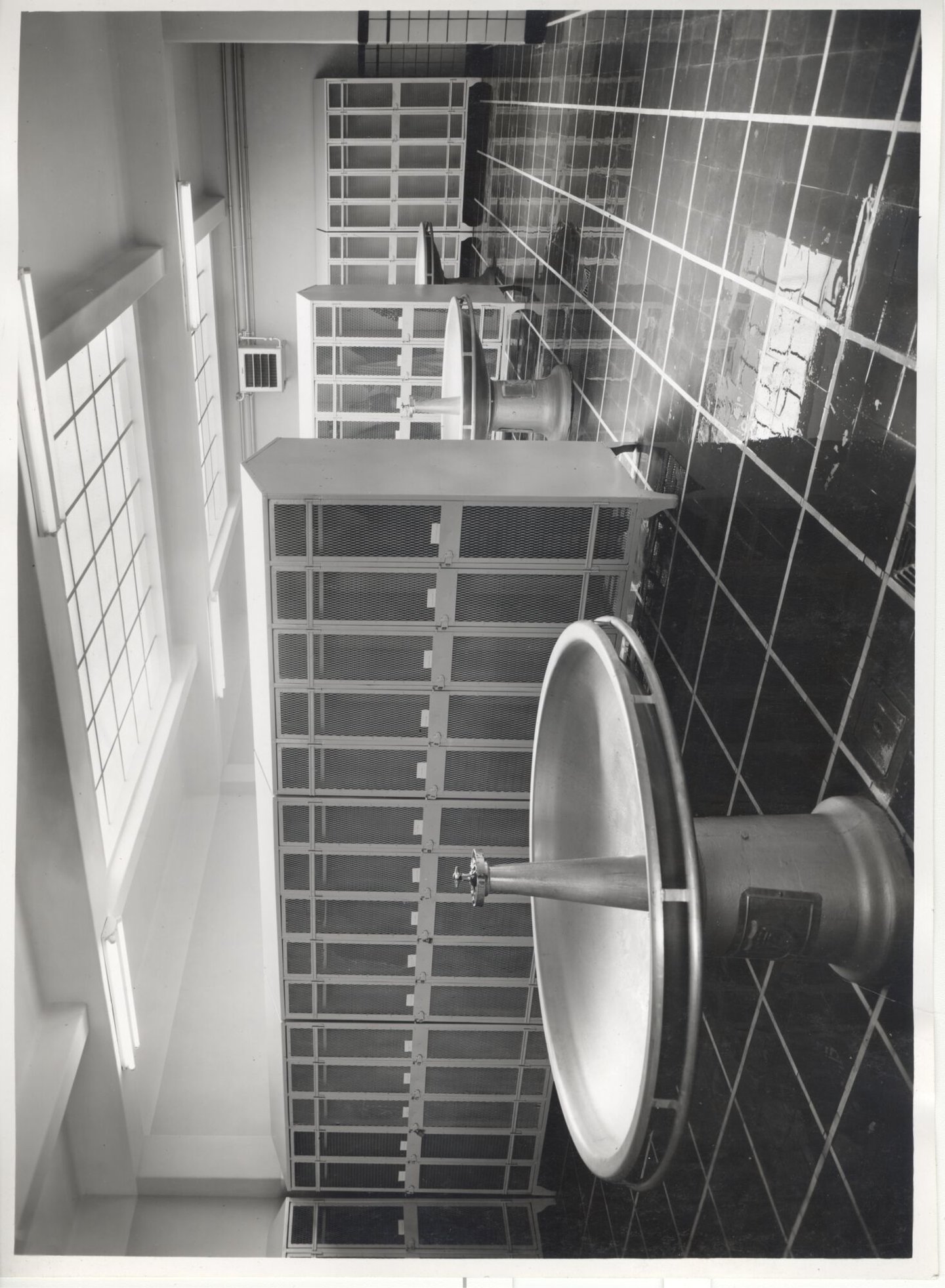 Kleedkamer en wasbekkens in een UCO-vestiging