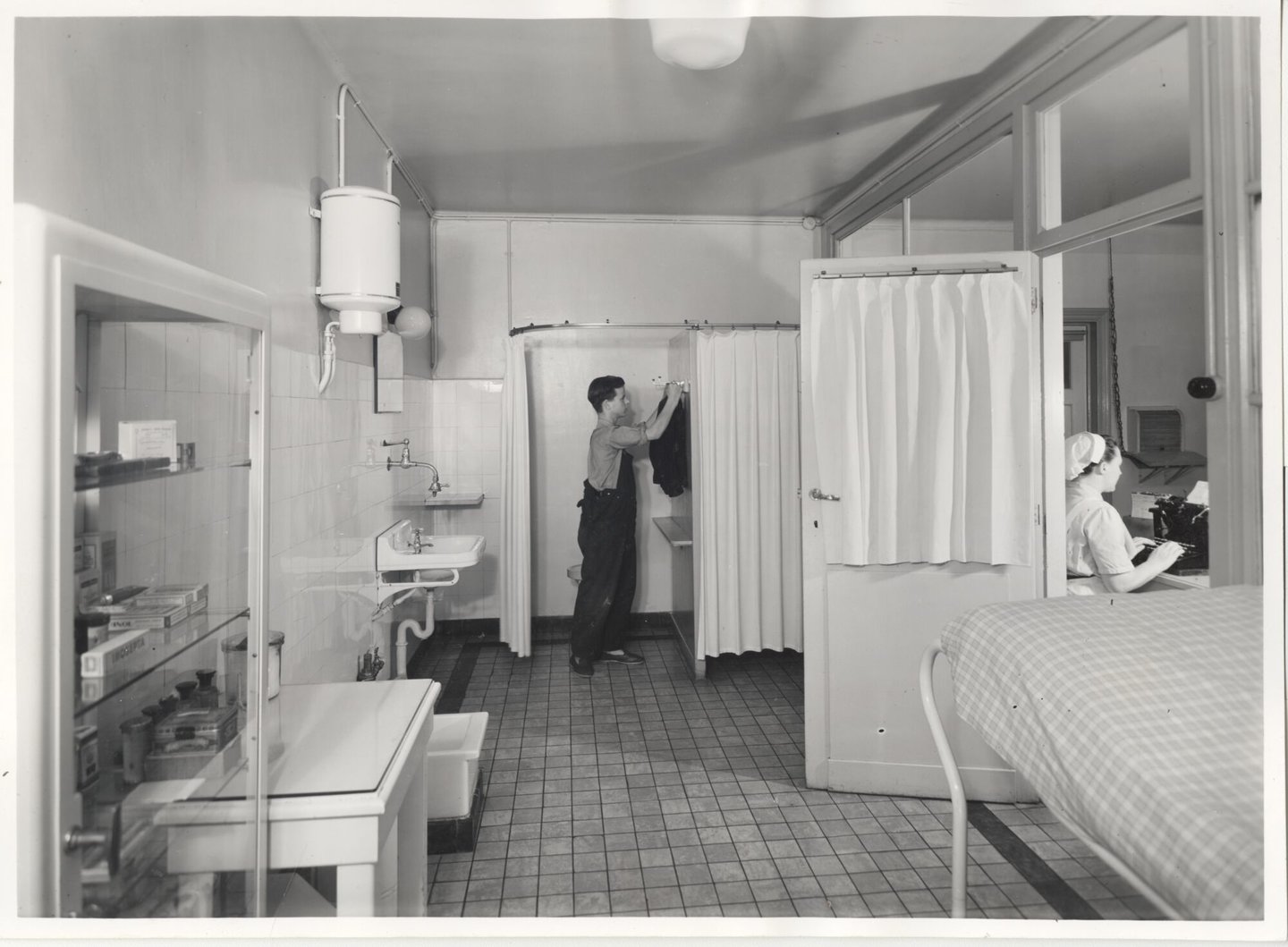 Medisch onderzoek van een textielarbeider in een UCO-vestiging