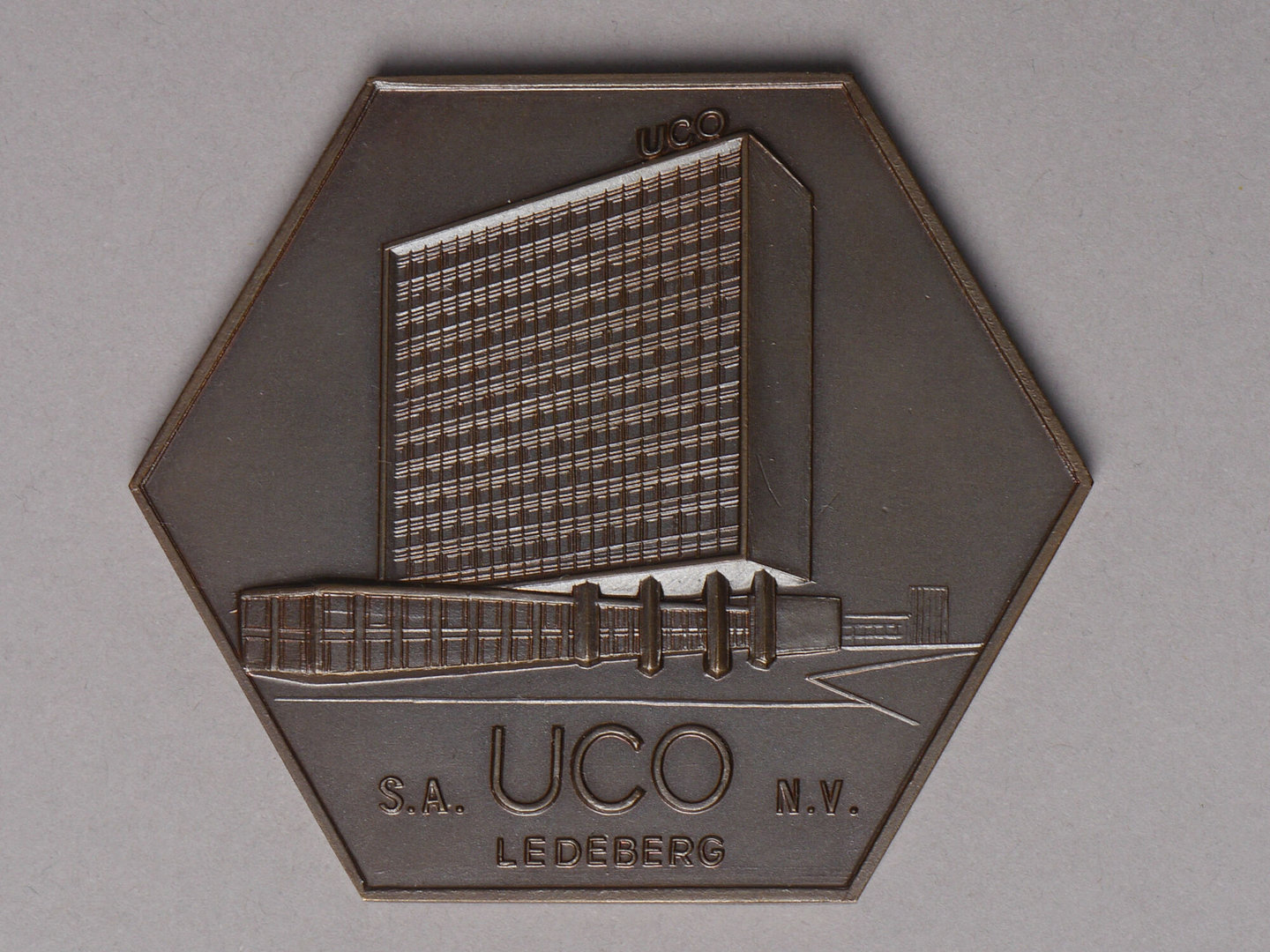 Medaille uitgereikt aan werknemer Lydie Thienpont door textielbedrijf UCO