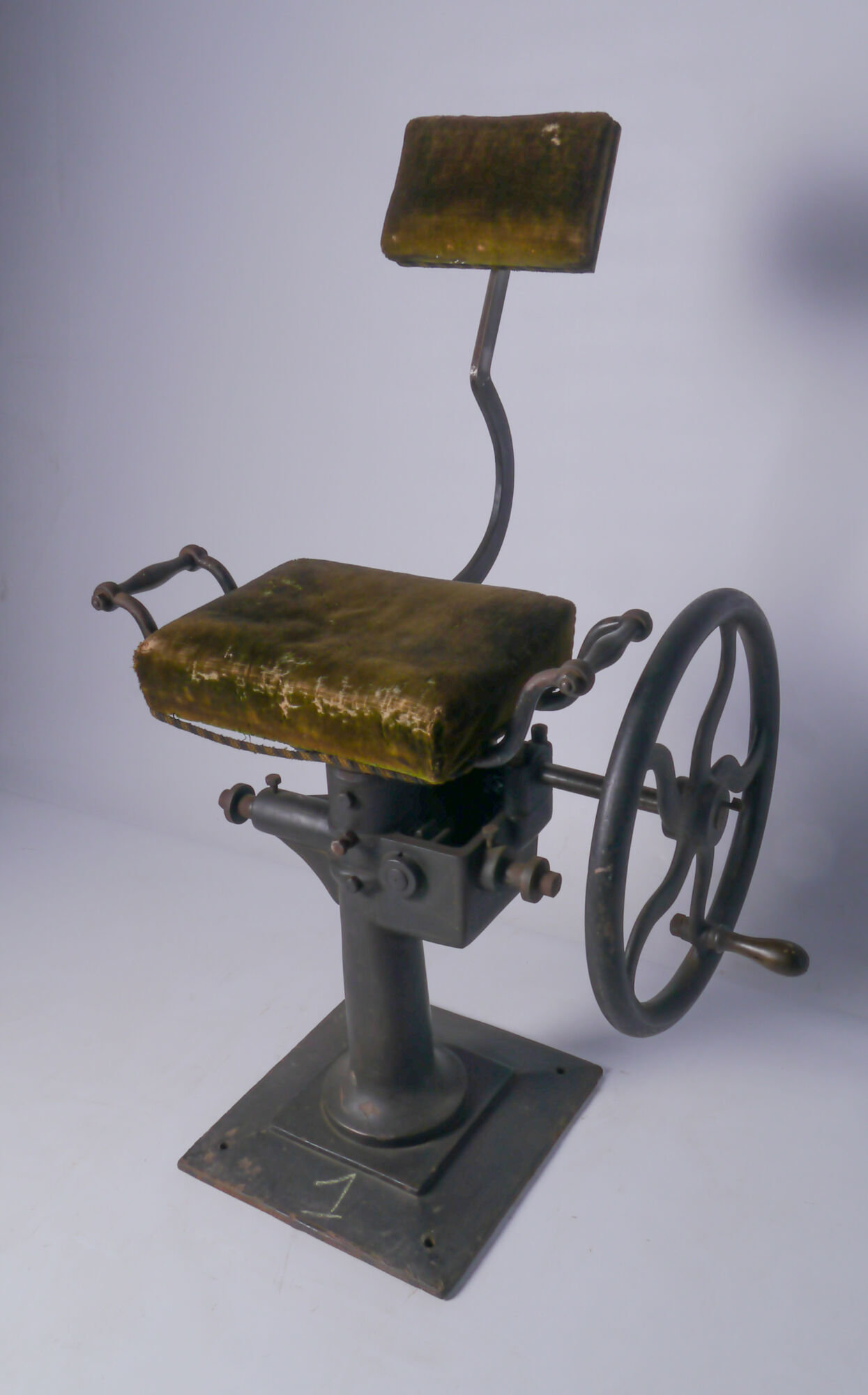 Stoel als onderdeel van een medisch-mechanische oefentoestel geproduceerd door Rossel Schwartz