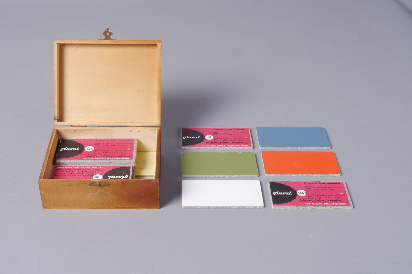 Houten kistje met stalen van asbest bekledingsplaten uit Glasal