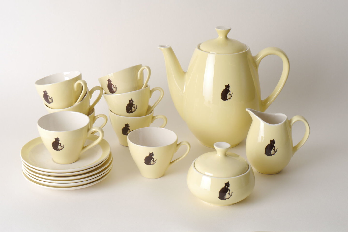 Koffieservies met het logo van koffiebranderij Zwarte Kat