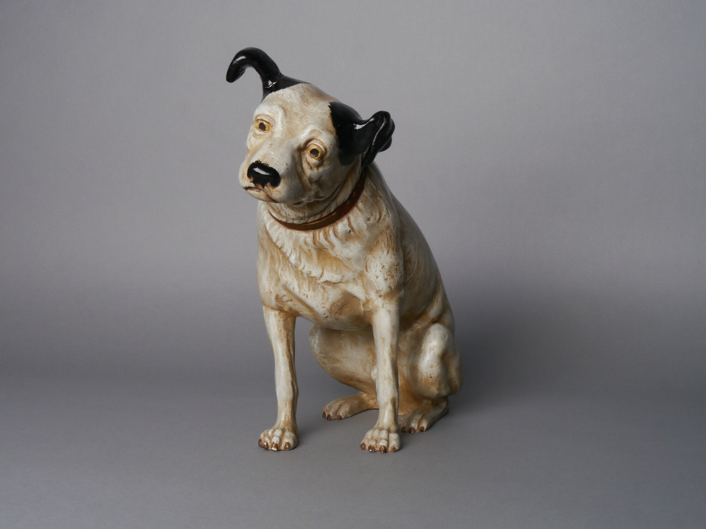 Beeld van de hond Nipper uit het logo van platenlabel His Master's Voice