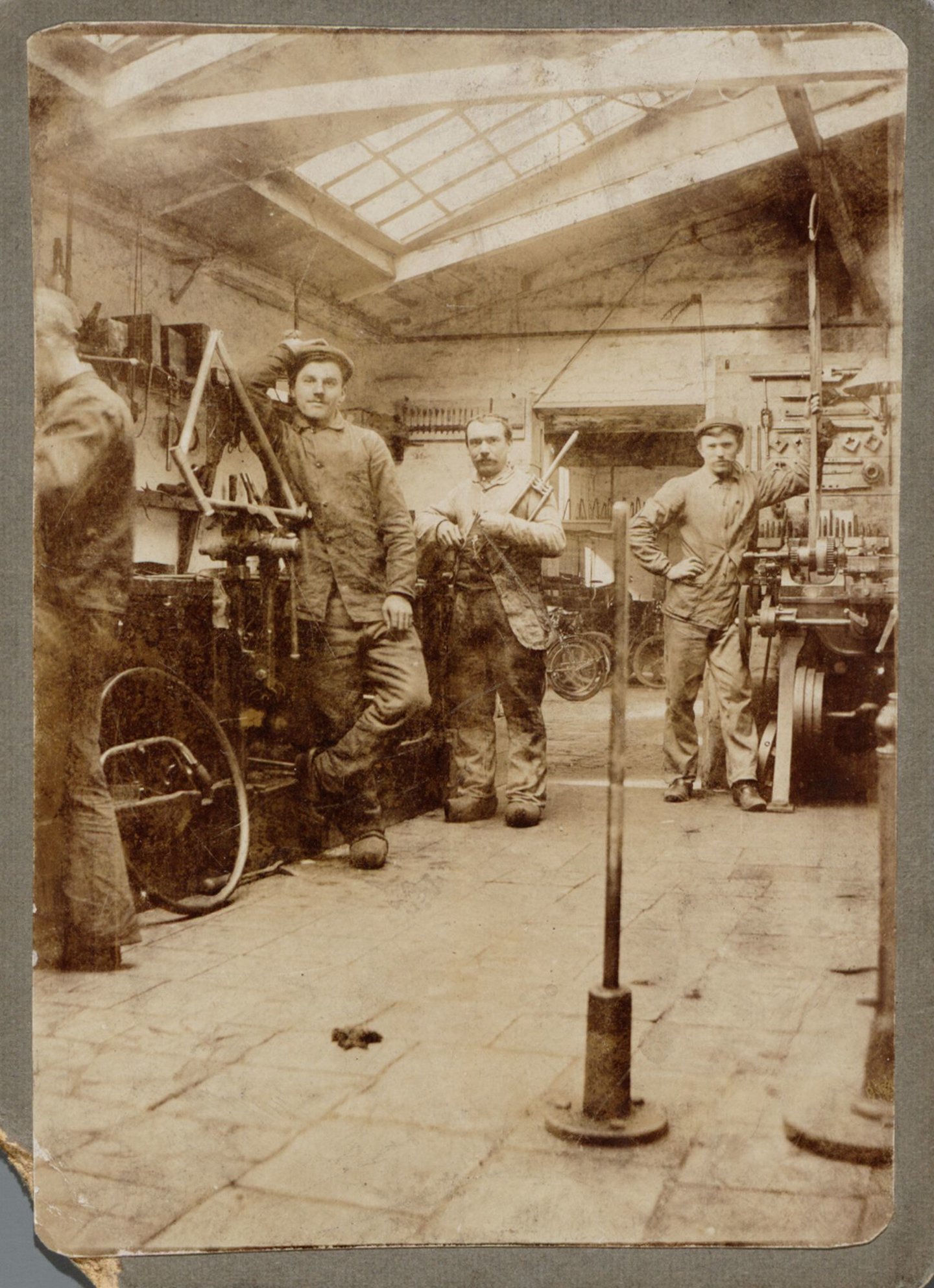 Binnenzicht werkplaats voor fietsen