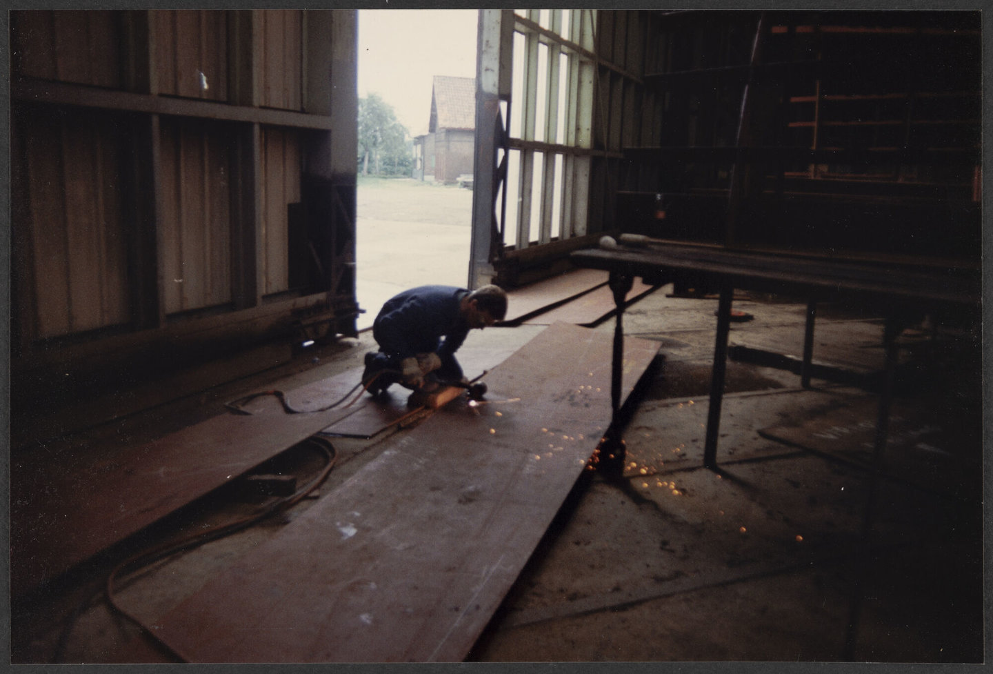 Arbeider met snijbrander in werkplaats van Scheepswerven Langerbrugge in Gent