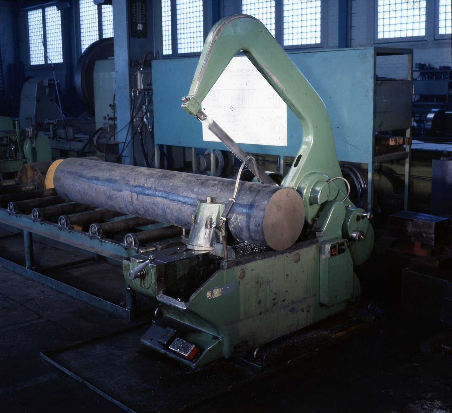 Beugelzaagmachine in machinewerkplaats van Gentse Metaalwerken in Gent