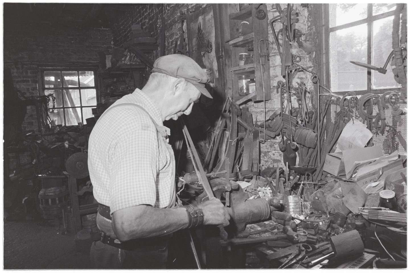 Man aan het werk in smidse van Meeswijk in Leut