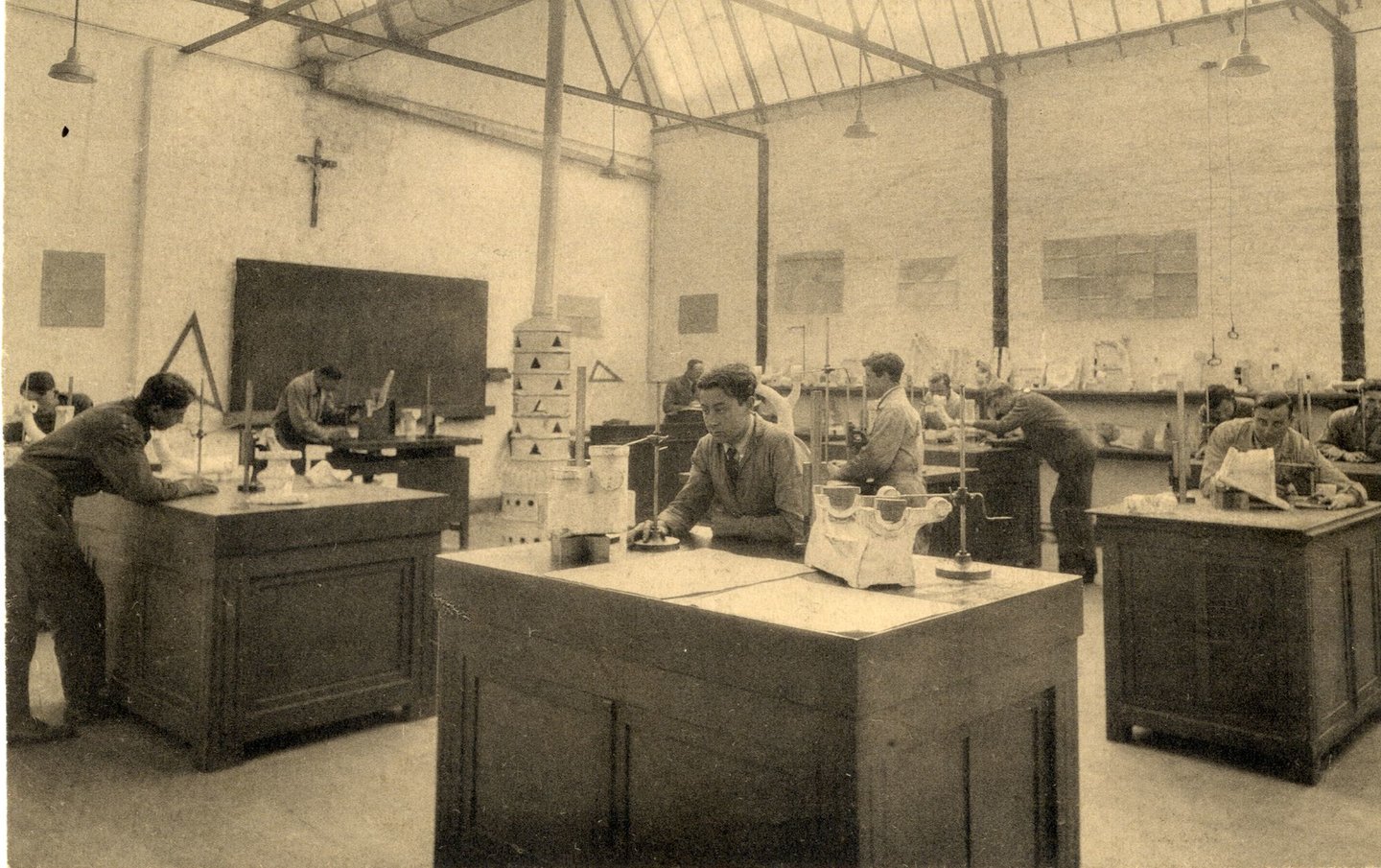 Traceerzaal van de afdeling metaalbewerking in de Vrije Beroepsschool te Brugge