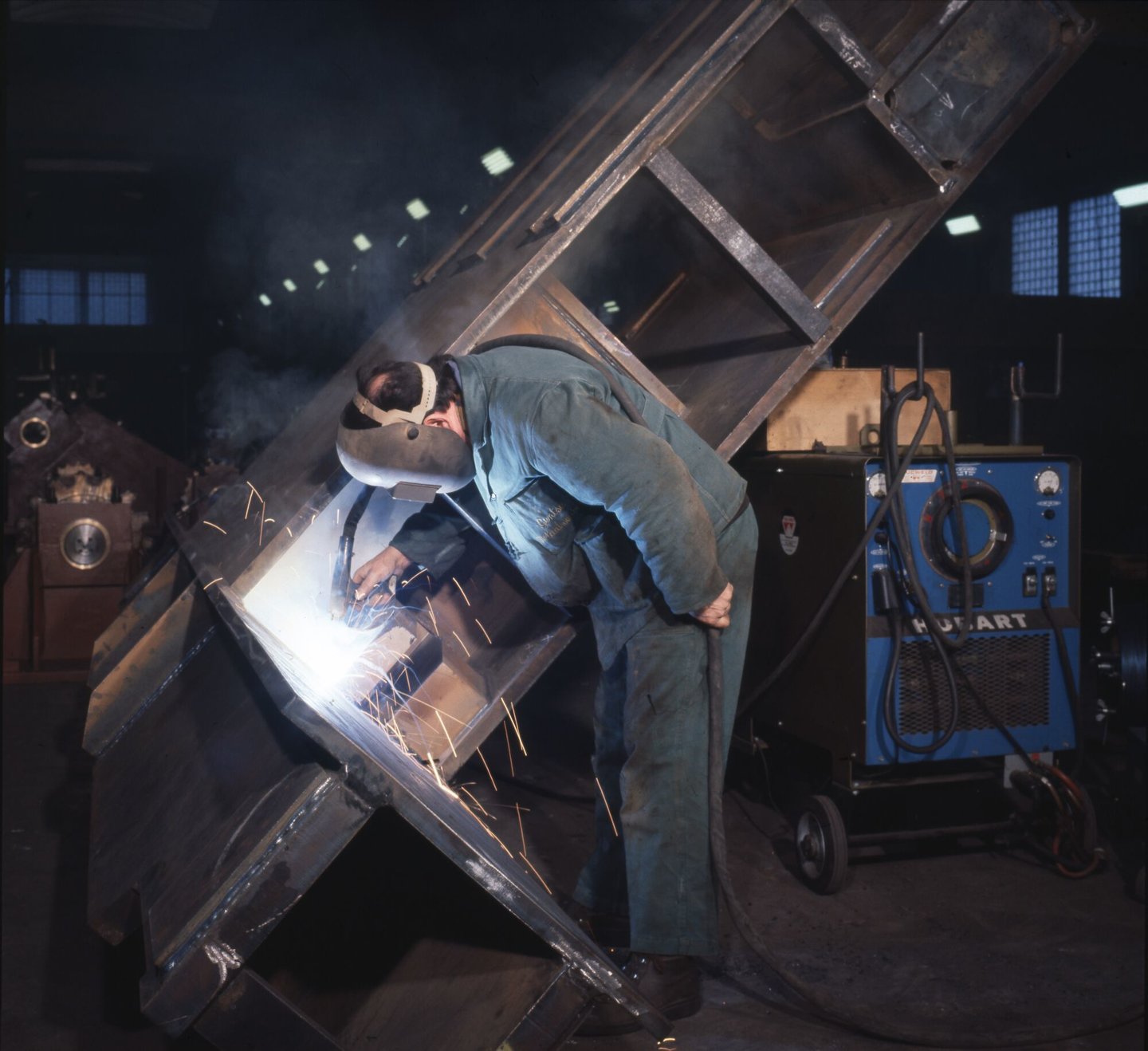Lasser aan het werk in productiehal van Gentse Metaalwerken in Gent