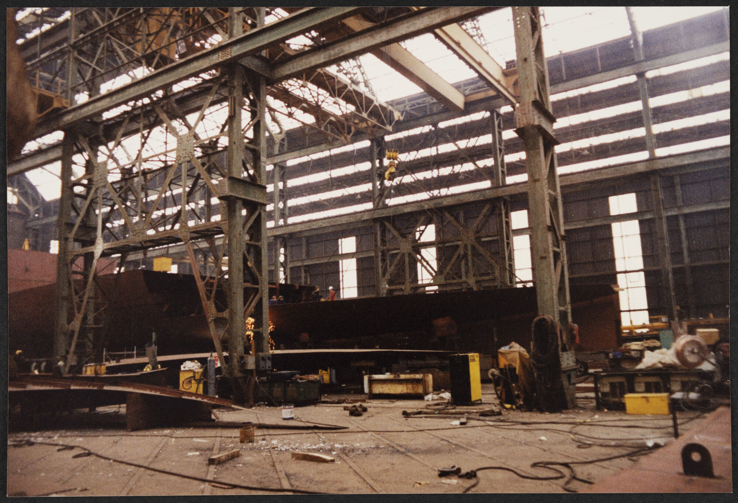 Assemblage van schip in montagehal van Scheepswerven Langerbrugge in Gent