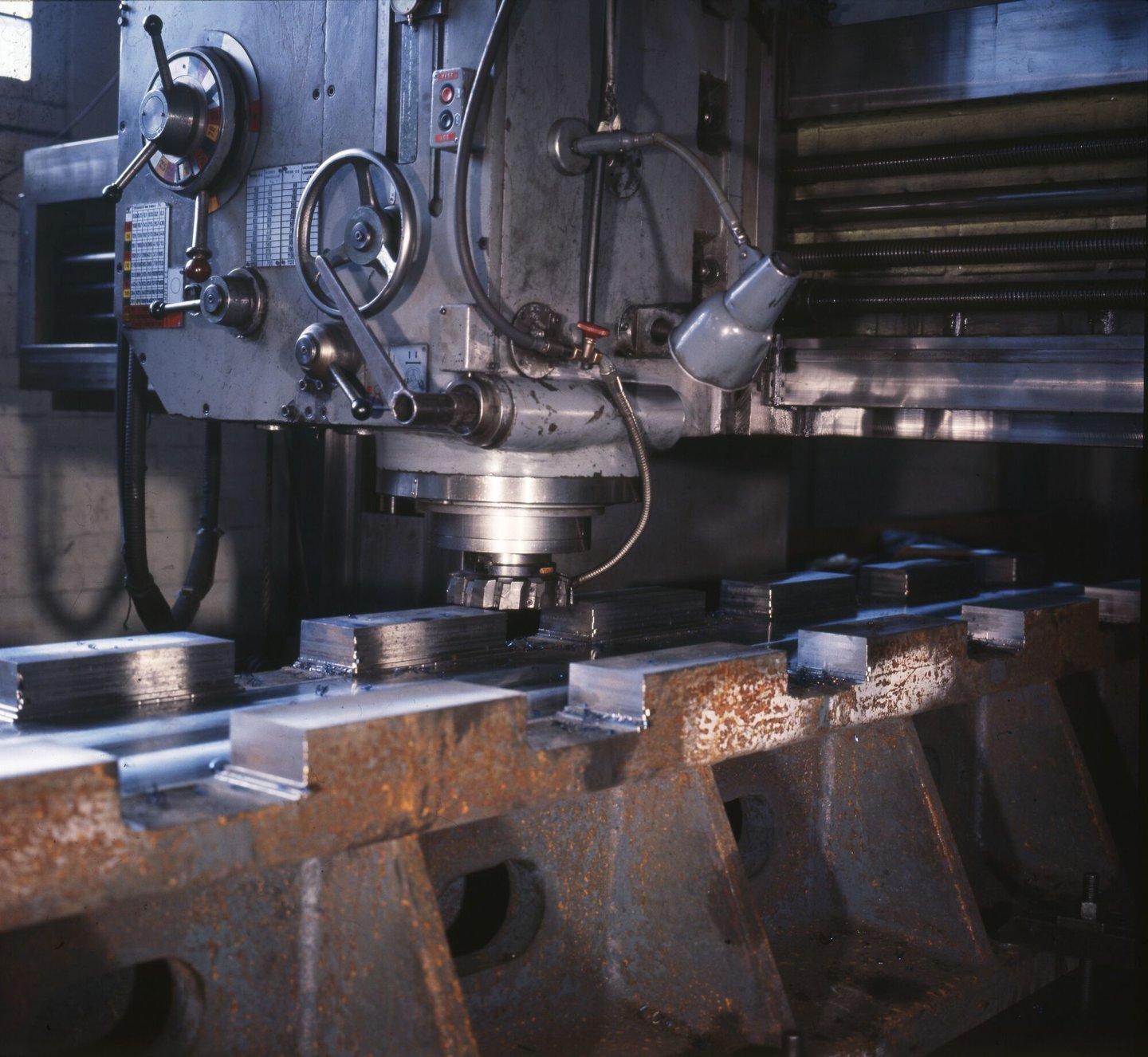 Detail van portaalfreesmachine in machinewerkplaats van Gentse Metaalwerken in Gent