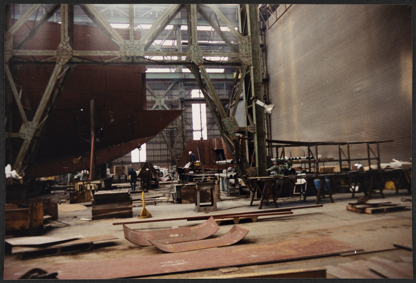 Assemblage van schip in montagehal van Scheepswerven Langerbrugge in Gent