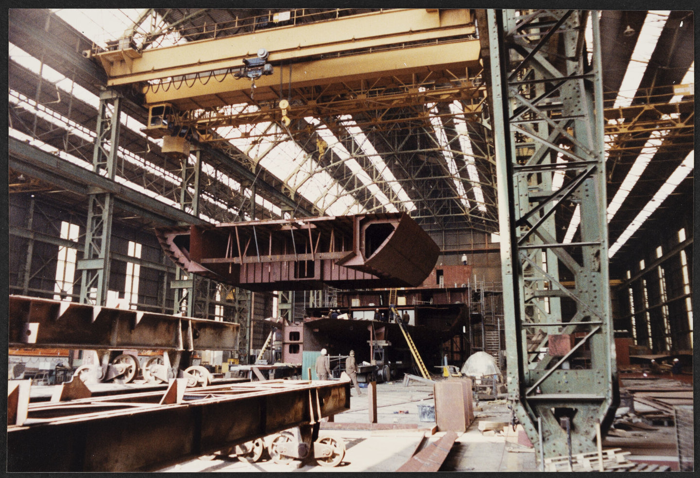 Assemblage van schip in montagehal van Scheepswerven Langerbrugge in Gent