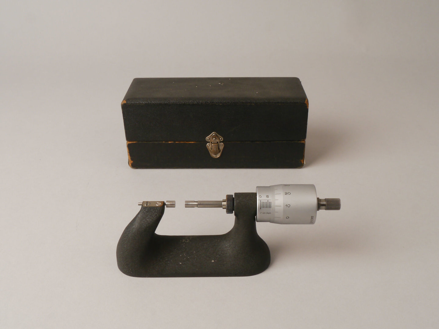 Horizontale schroefmaat op voet van het merk Tavannes