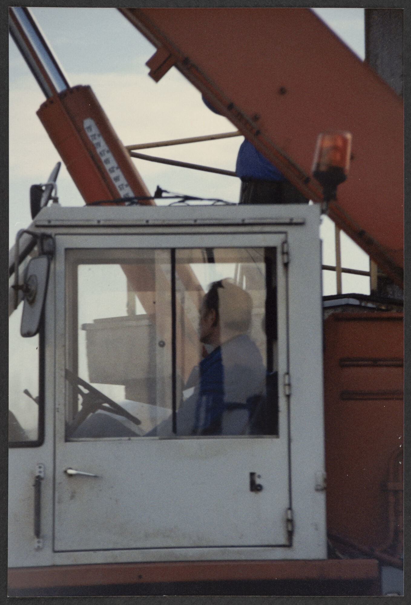 Arbeider in kraancabine bij Scheepswerven Langerbrugge in Gent