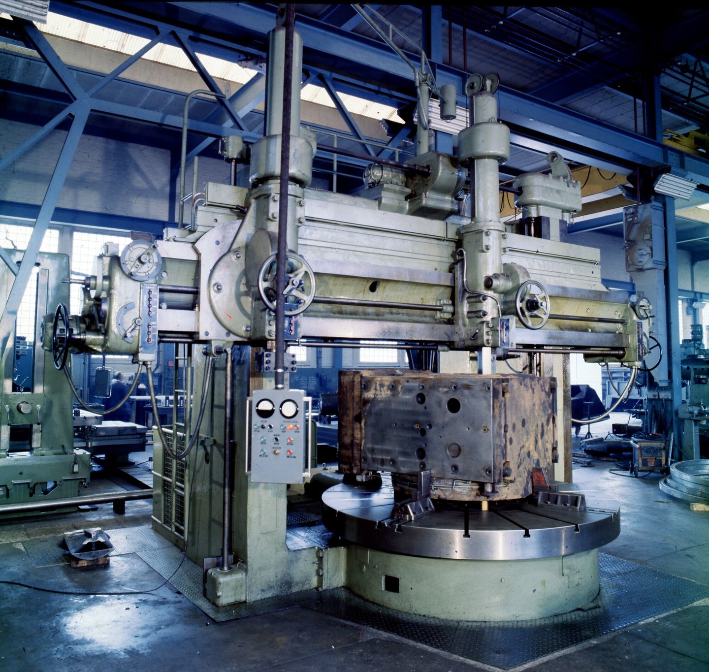 Verticale draaibank in machinewerkplaats van Gentse Metaalwerken in Gent