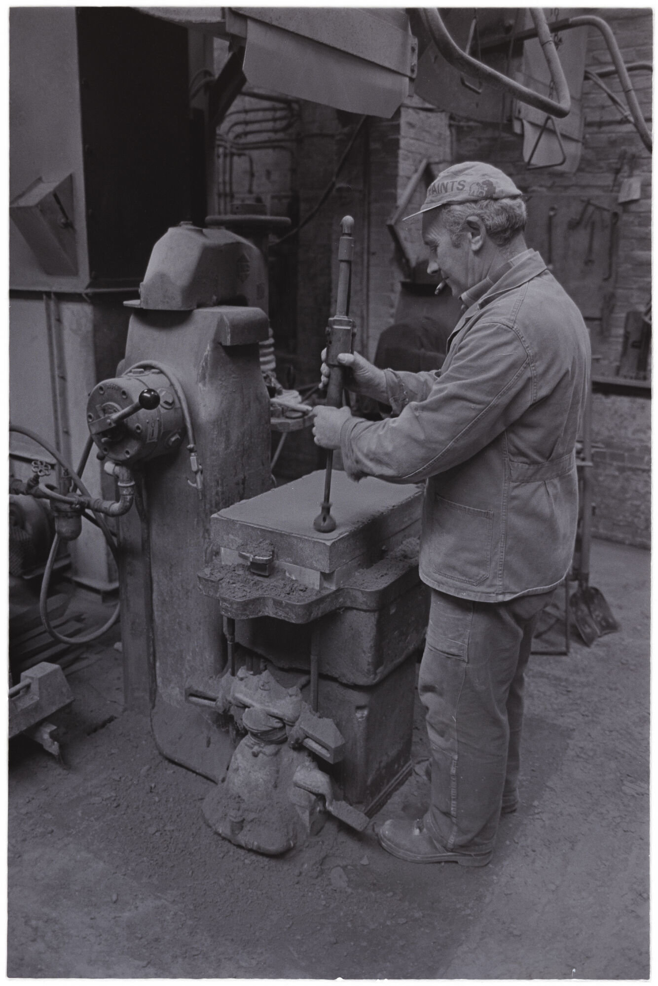 Man aan het werk in tingieterij Cupro in Gent