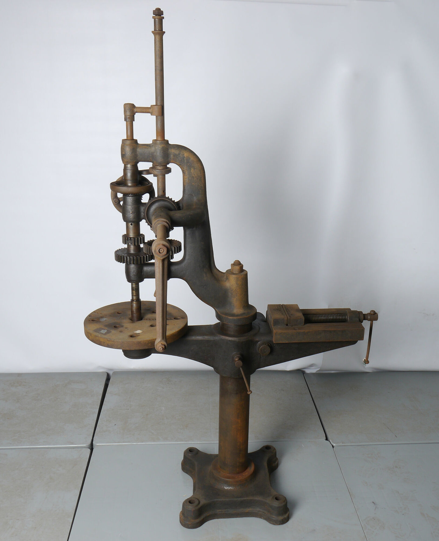 Manuele aangedreven kolomboormachine