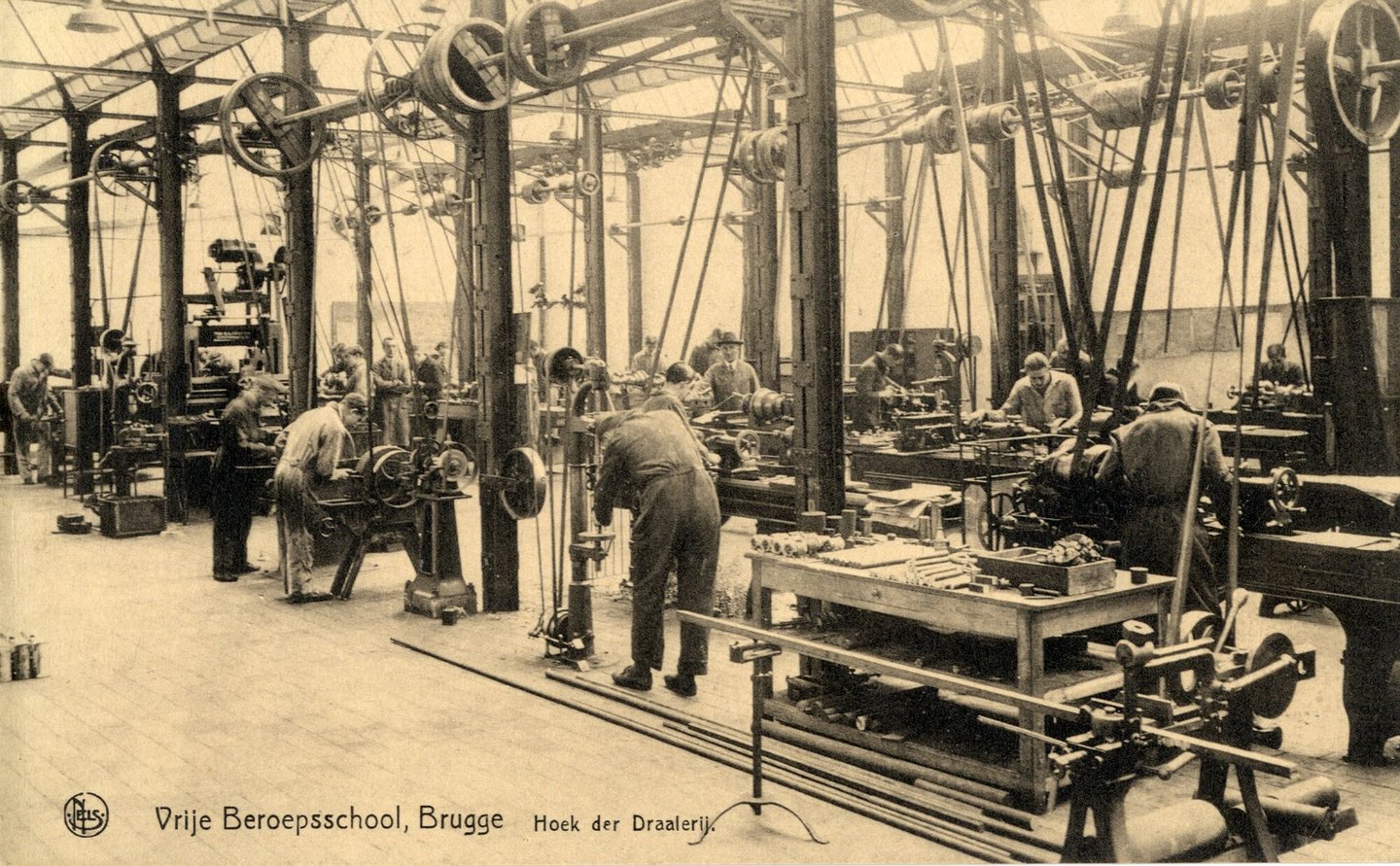 Werkplaats van afdeling metaalbewerking in de Vrije Beroepsschool in Brugge