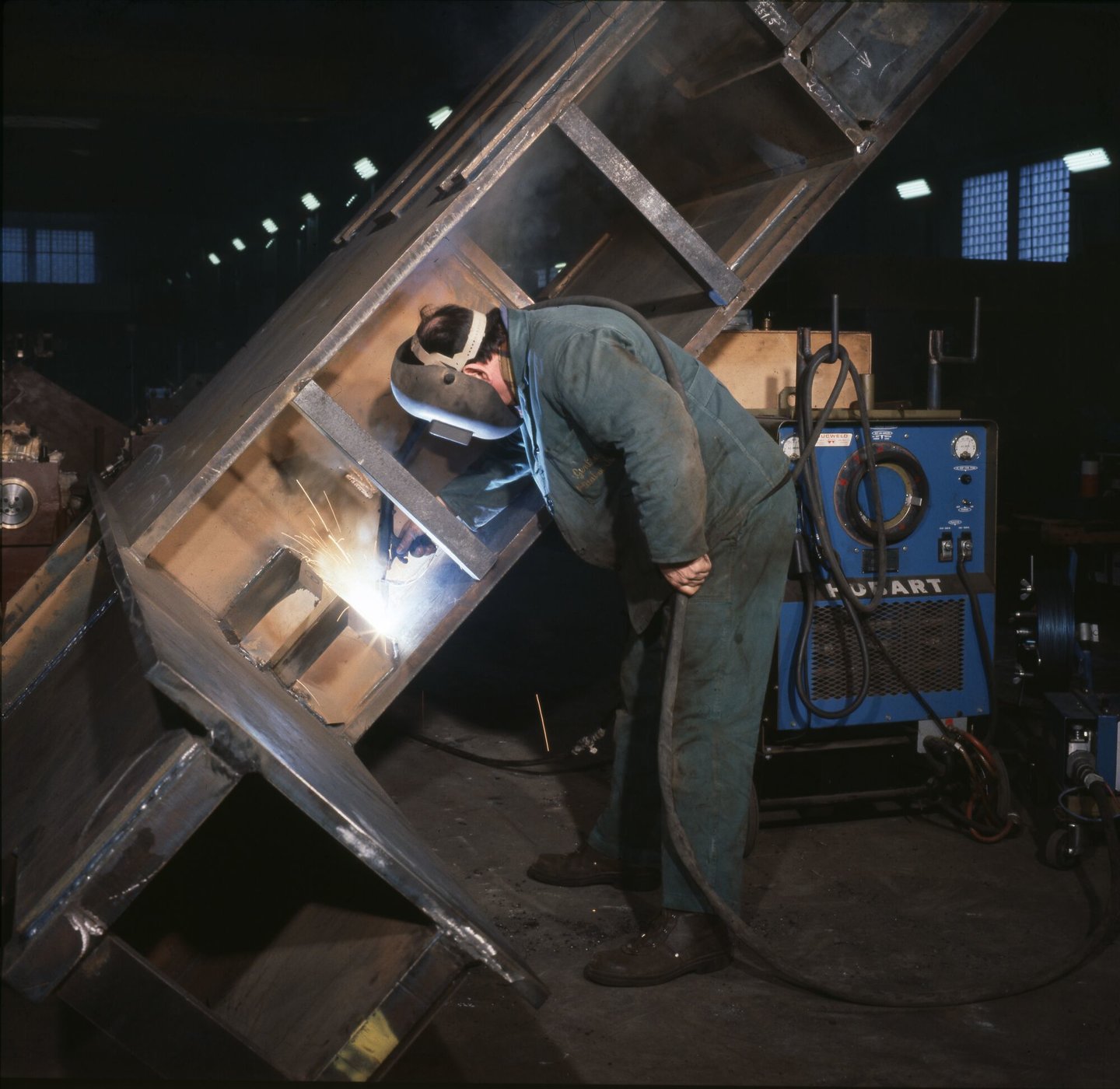 Lasser aan het werk in productiehal van Gentse Metaalwerken in Gent
