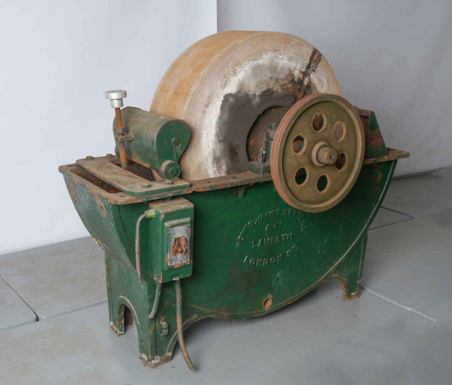 Slijpmachine geproduceerd door Powis, James, Western & Co