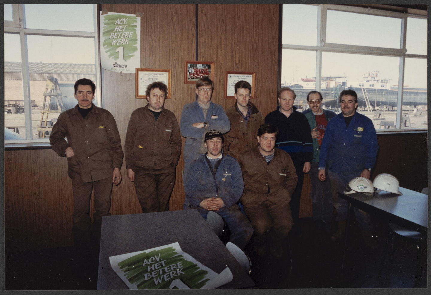Groepsfoto met arbeiders van Scheepswerven Langerbrugge in Gent tijdens sociale verkiezingen in 1992