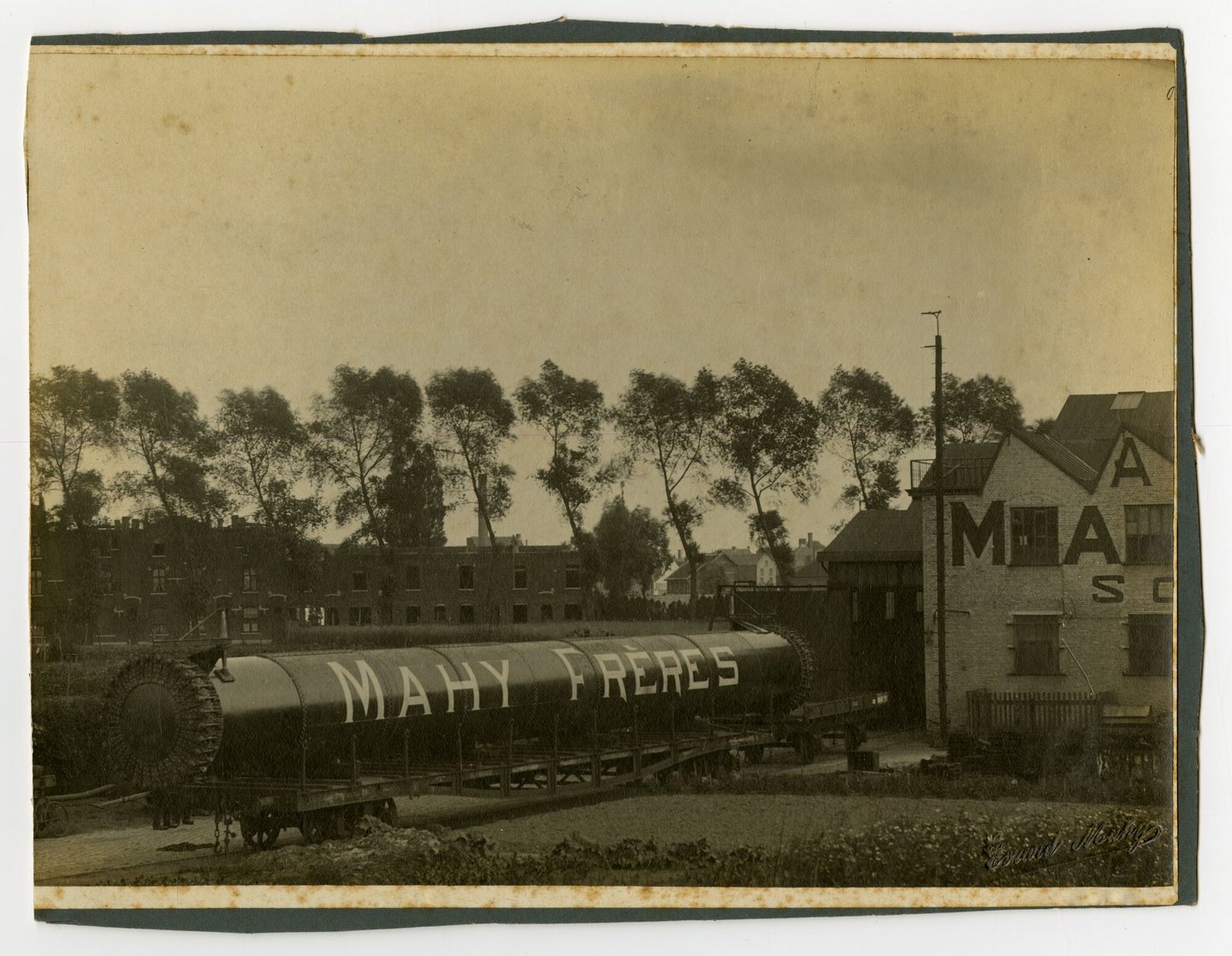 Afgewerkte ketel op wagon aan werkplaats van machinebouwer Mahy in Gent