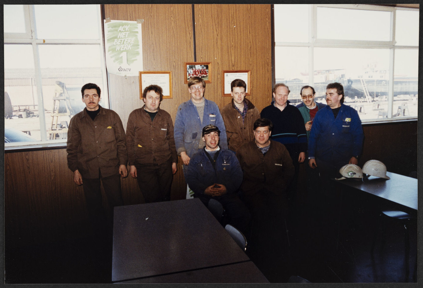 Groepsfoto met arbeiders van Scheepswerven Langerbrugge in Gent tijdens sociale verkiezingen in 1992