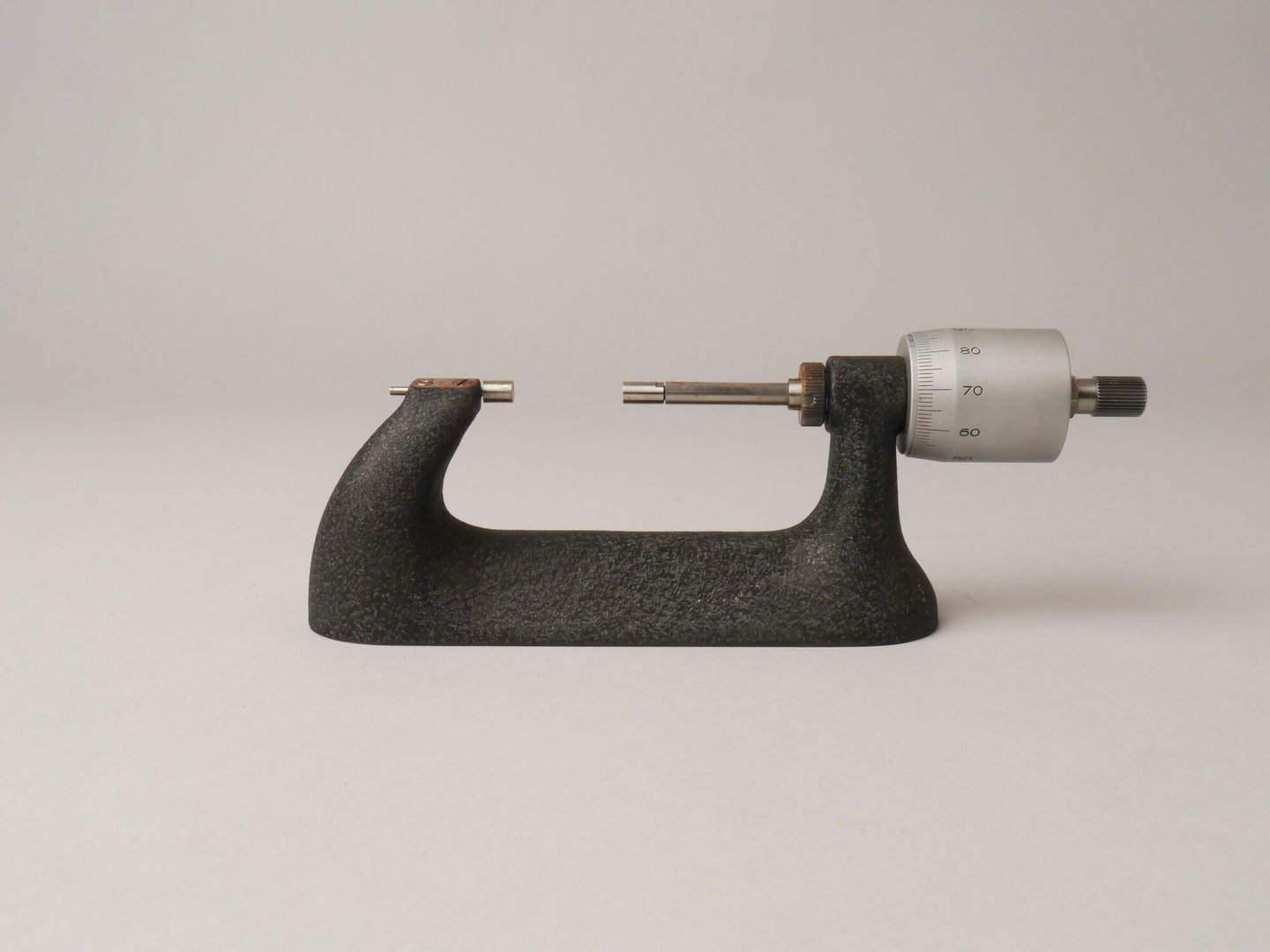 Horizontale schroefmaat op voet van het merk Tavannes