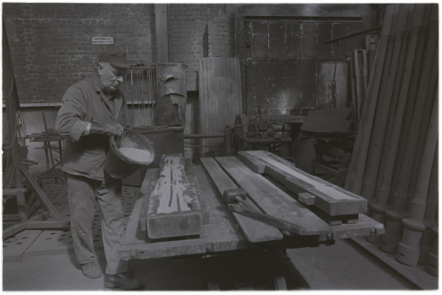 Man aan het werk in gieterij Brialmont in Sint-Truiden