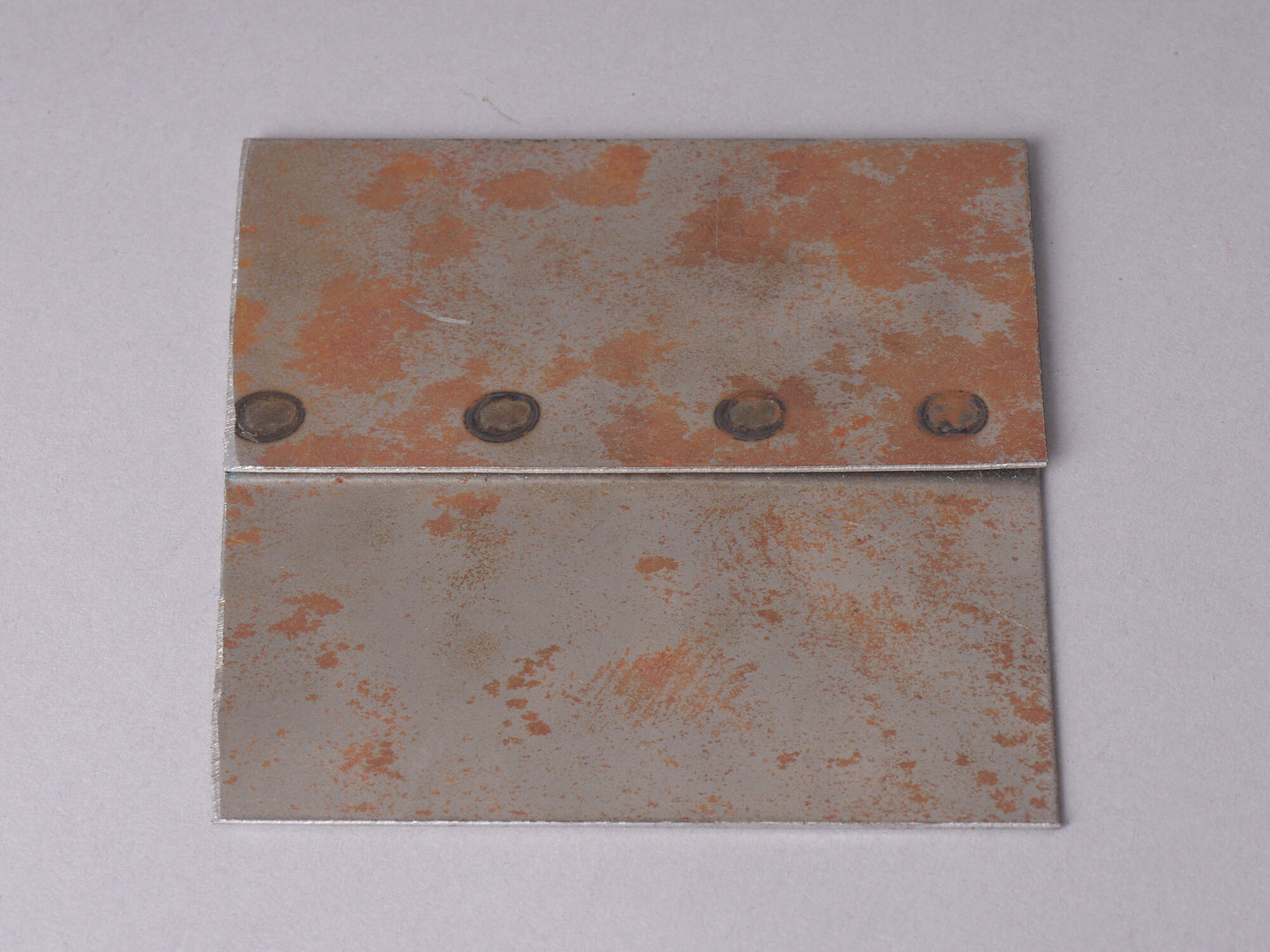 Staal met vier laspunten gemaakt door lasrobot van het merk Comau