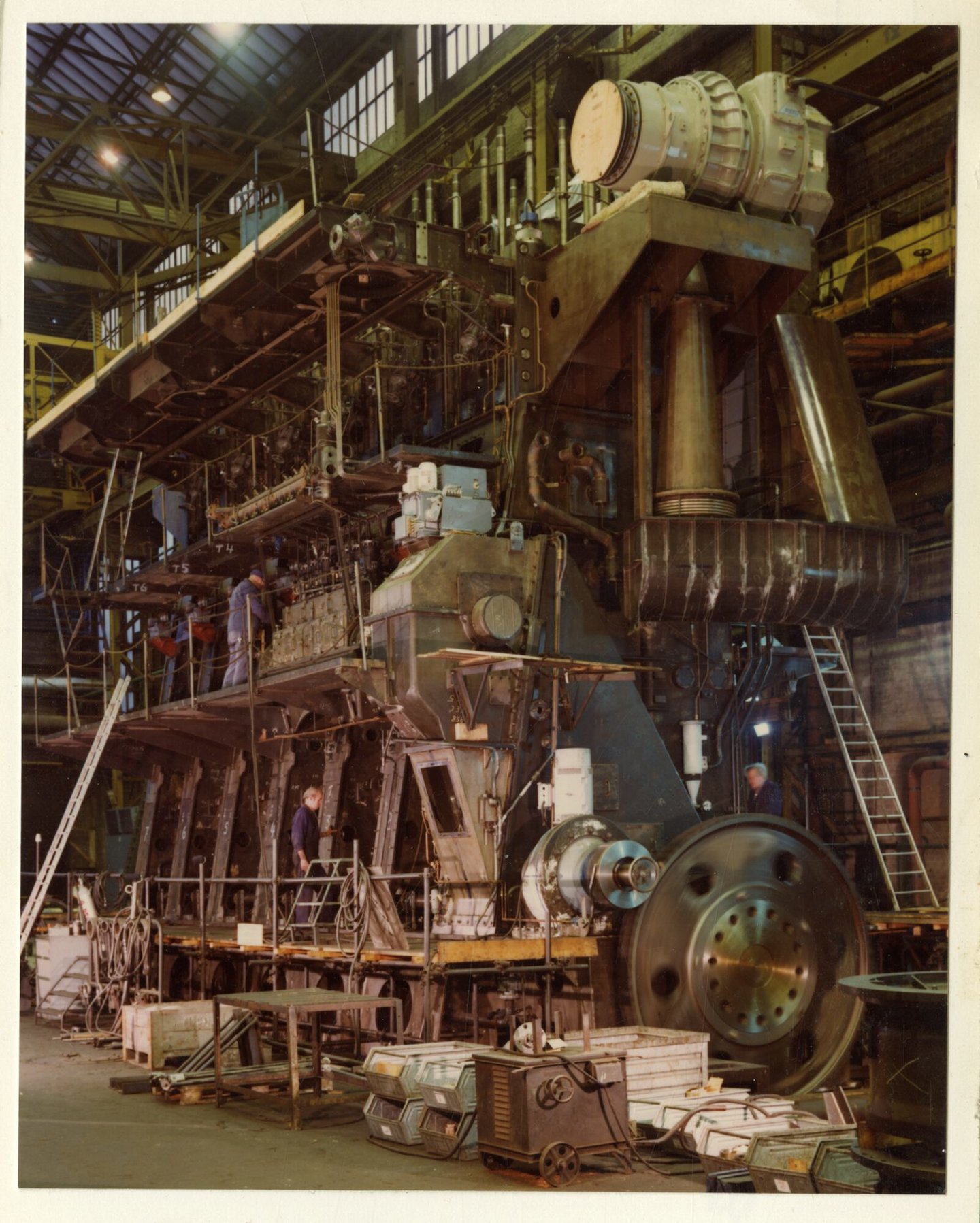 Assemblage van scheepsdiesel in een montagehal van machinebouwer ACEC-MAN in Gent