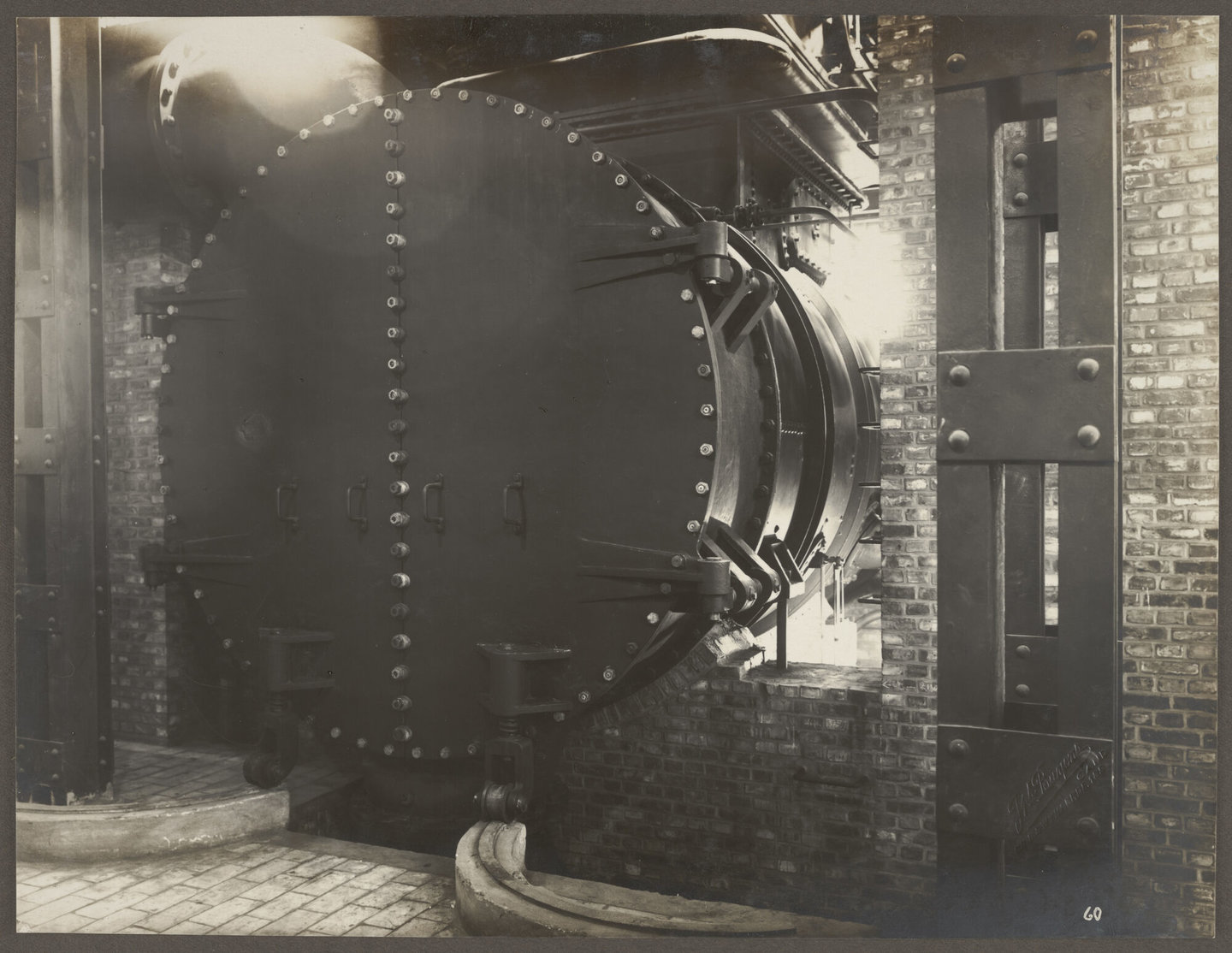 Machinezaal met condensor van een stoomturbine geproduceerd door Van den Kerchove in Gent