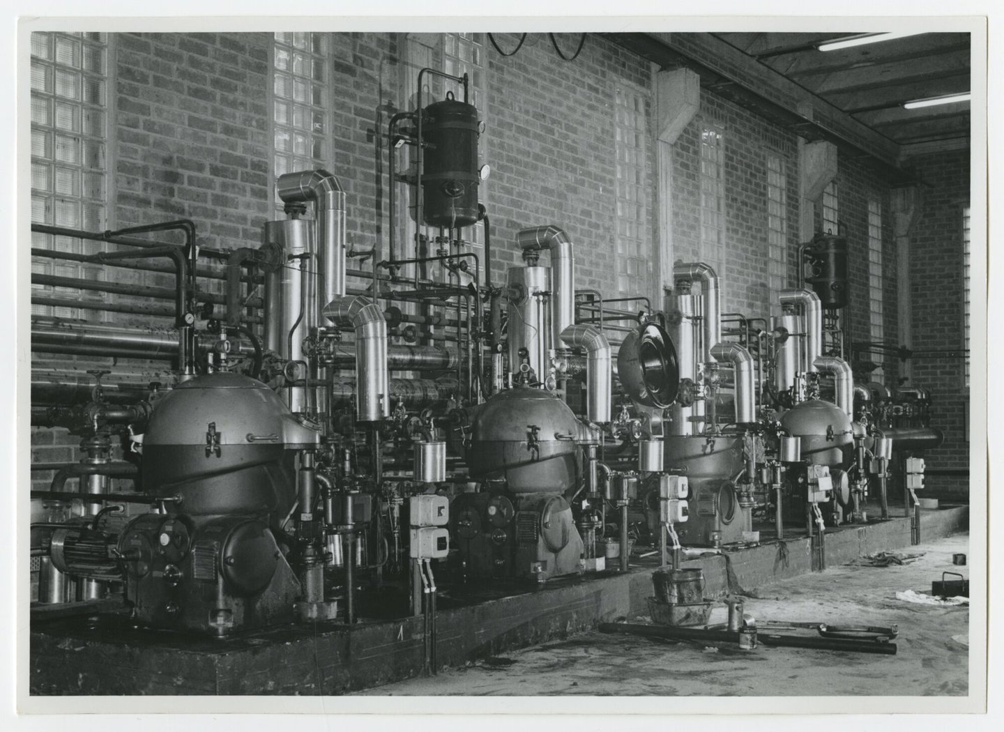 Machinezaal met dieselaggregaat van elektriciteitscentrale in Harelbeke