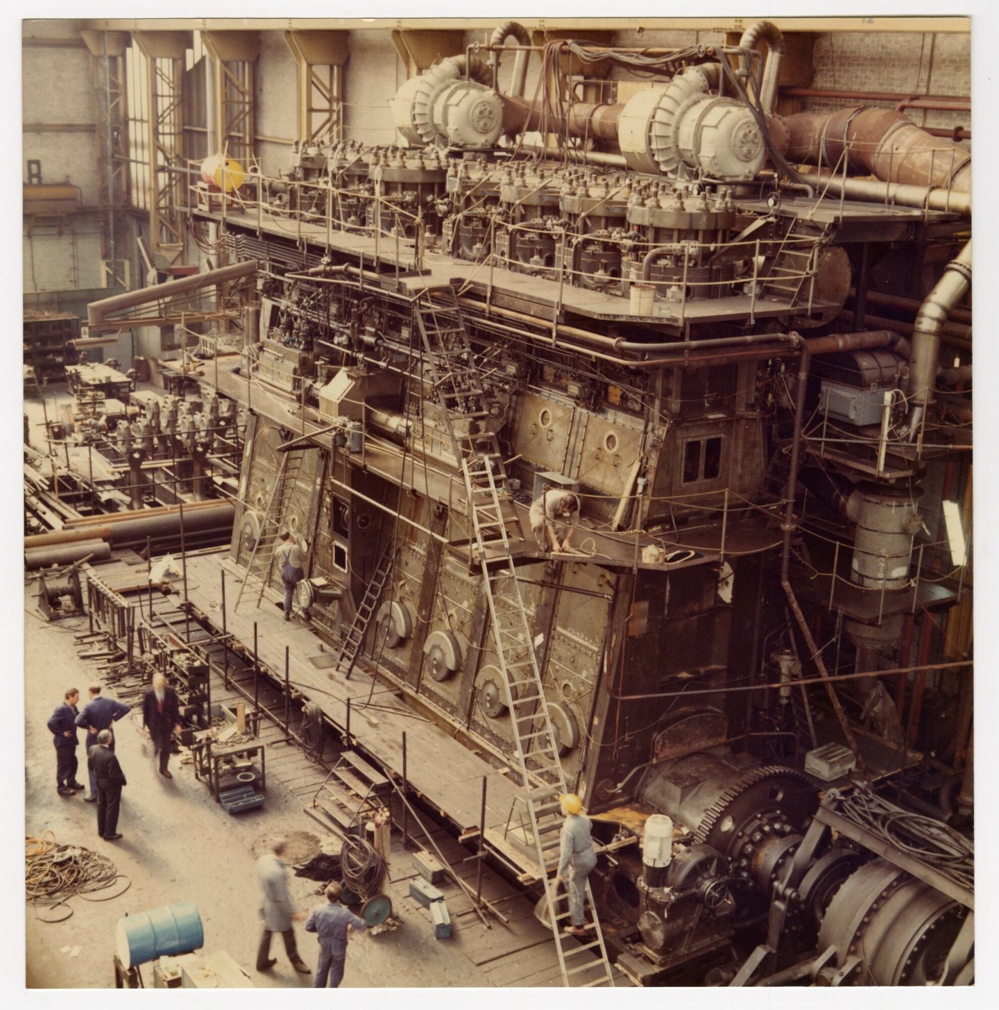 Assemblage van scheepsdiesel in een montagehal van machinebouwer ACEC-MAN in Gent