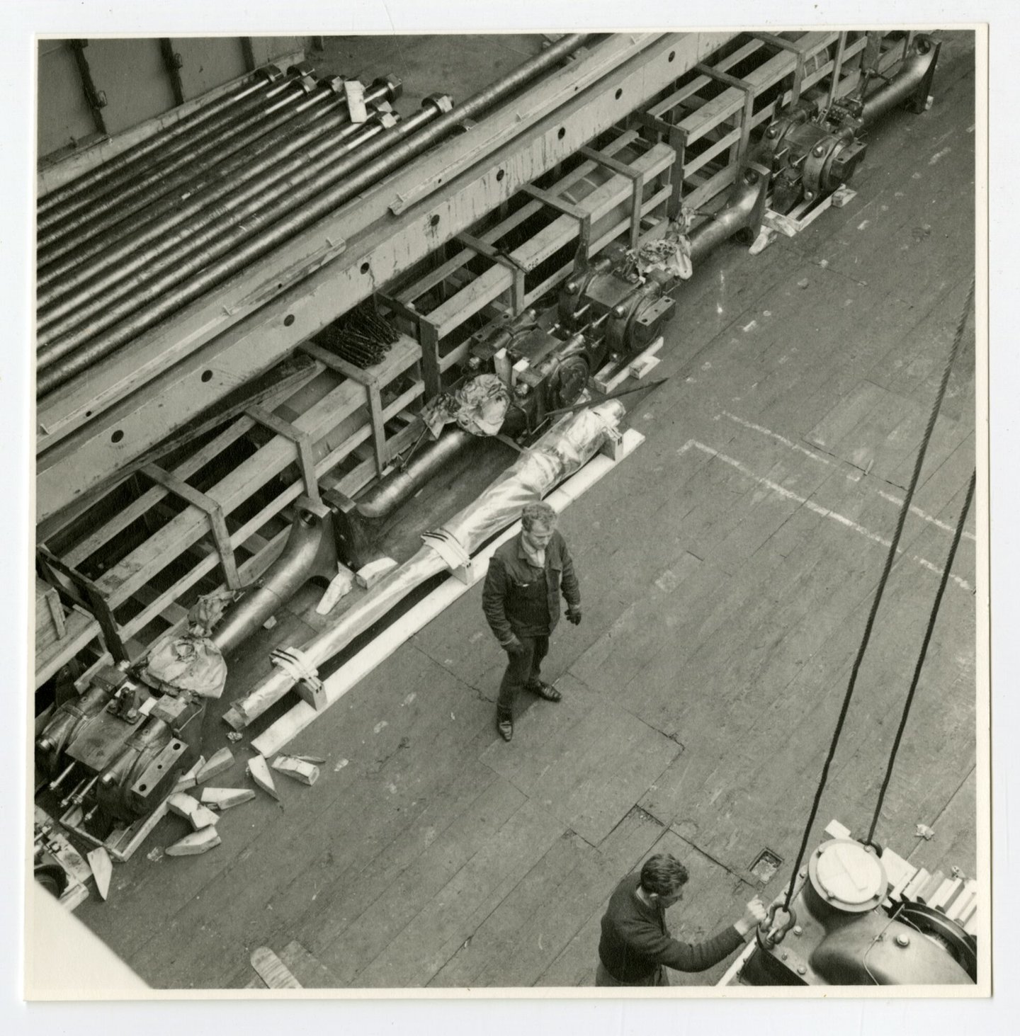 Transport van scheepsdiesels geproduceerd door machinebouwer ACEC-MAN in Gent