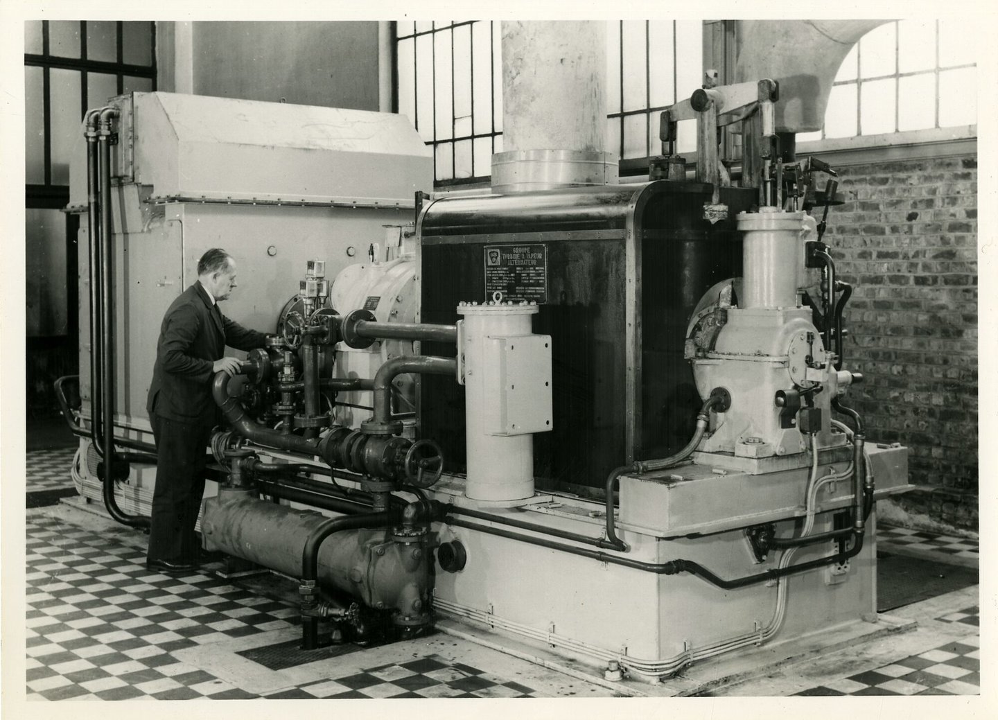 Machinezaal met turbogenerator in fabriek van Tiense Suikerraffinaderij in Genappe