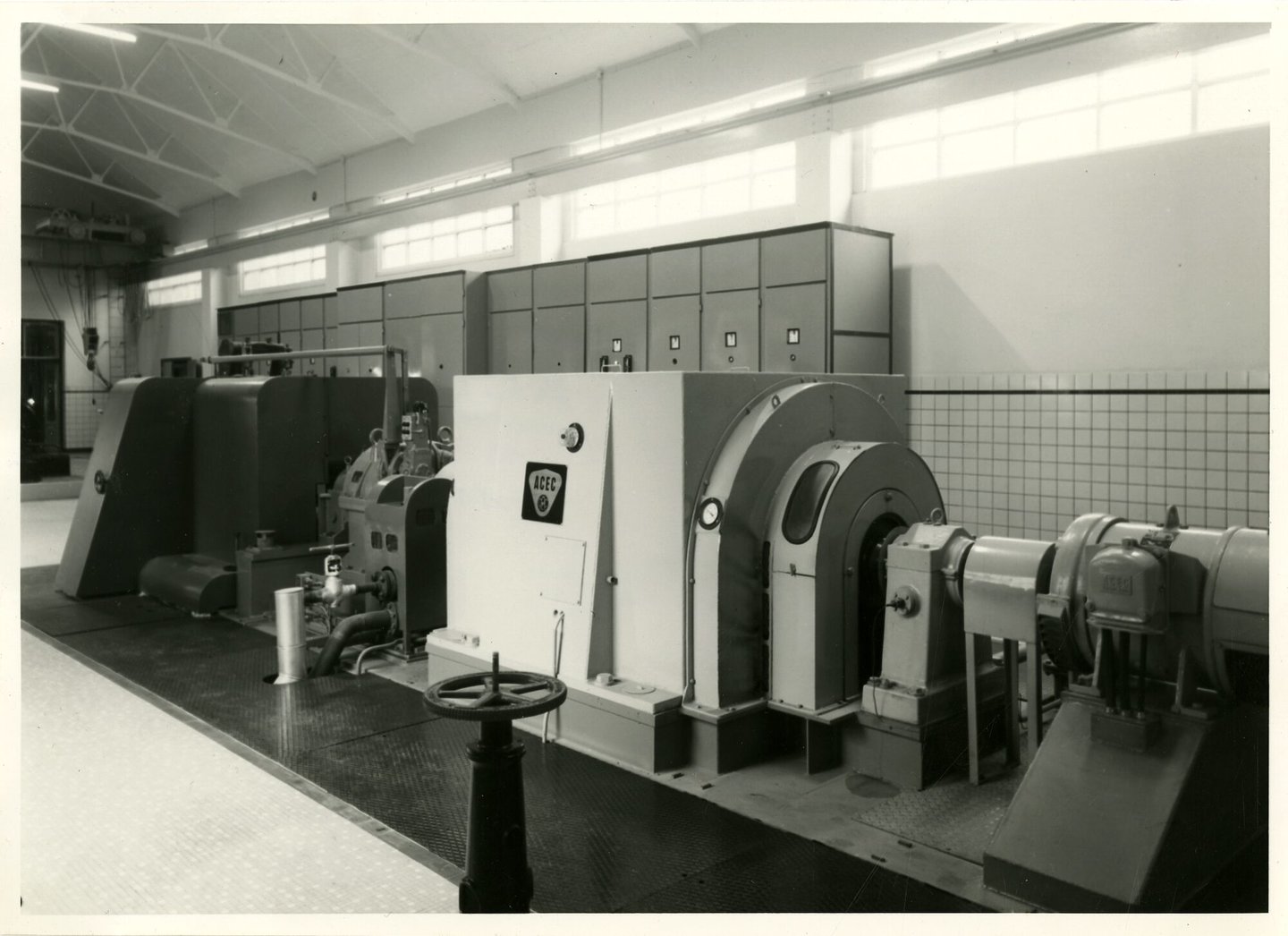 Machinezaal met turbogenerator van een elektriciteitscentrale